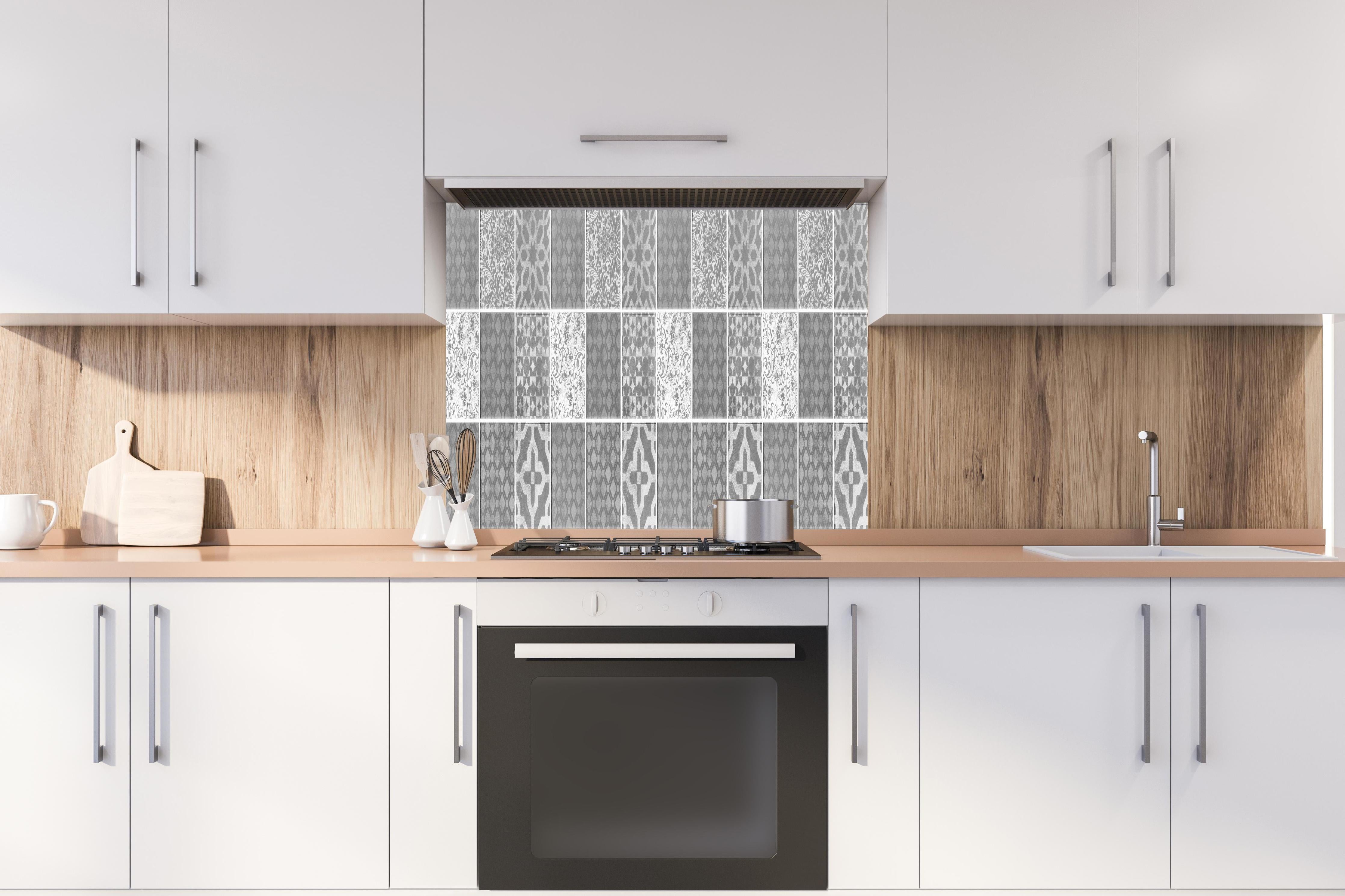 Spritzschutz - Grau weiße Vintage Mosaik Textur hinter einem Cerankochfeld zwischen Holz-Kochutensilien