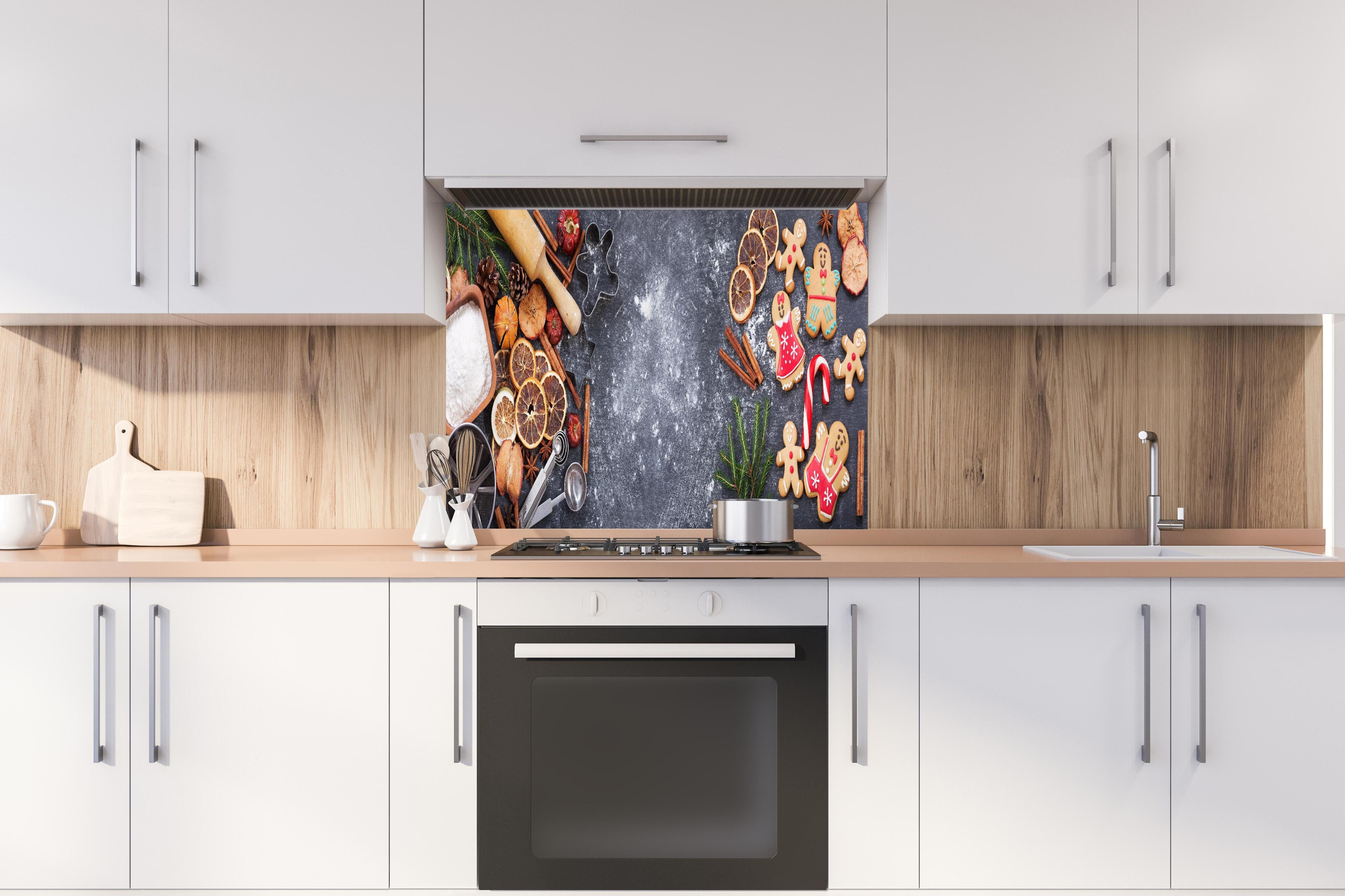 Spritzschutz - Grau-weiße Weihnachtsbackzutaten-Ansicht hinter einem Cerankochfeld zwischen Holz-Kochutensilien