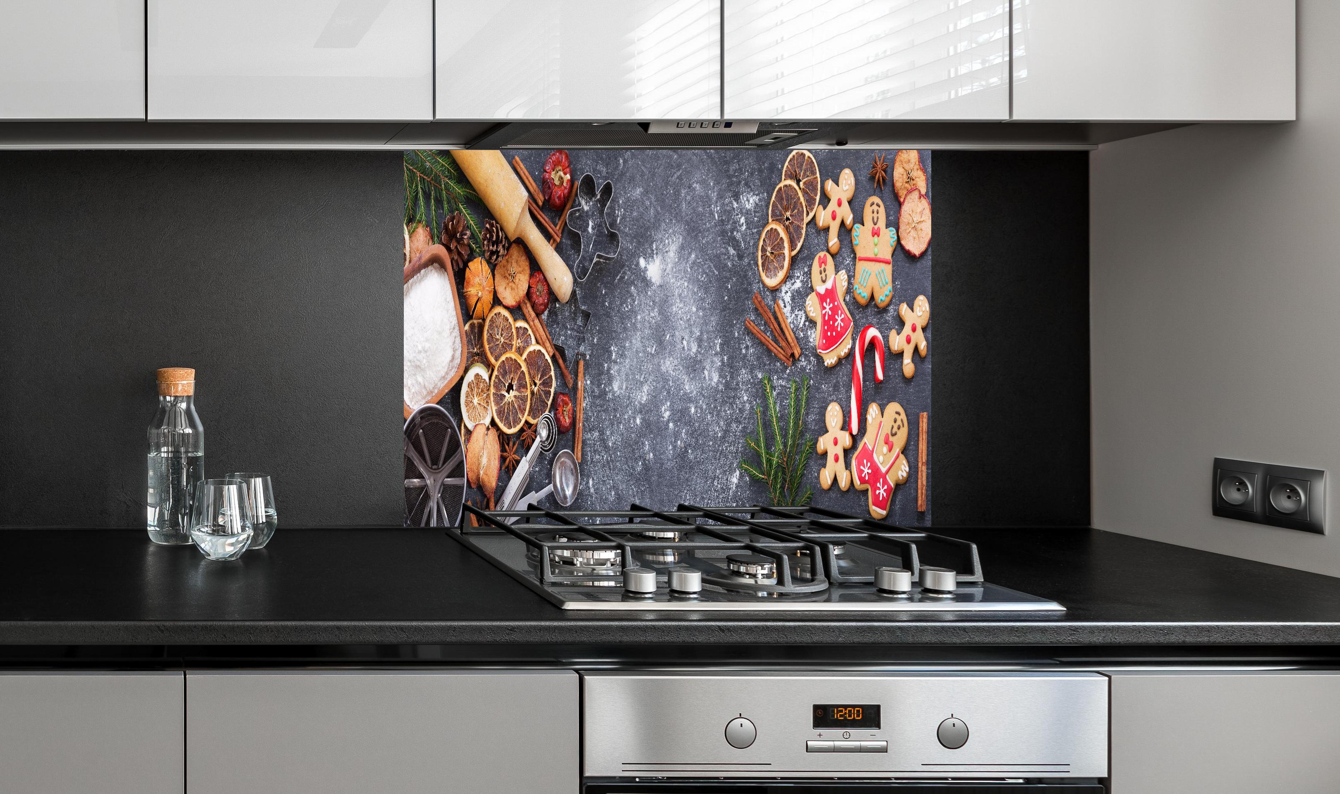 Spritzschutz - Grau-weiße Weihnachtsbackzutaten-Ansicht hinter einem Cerankochfeld zwischen Holz-Kochutensilien