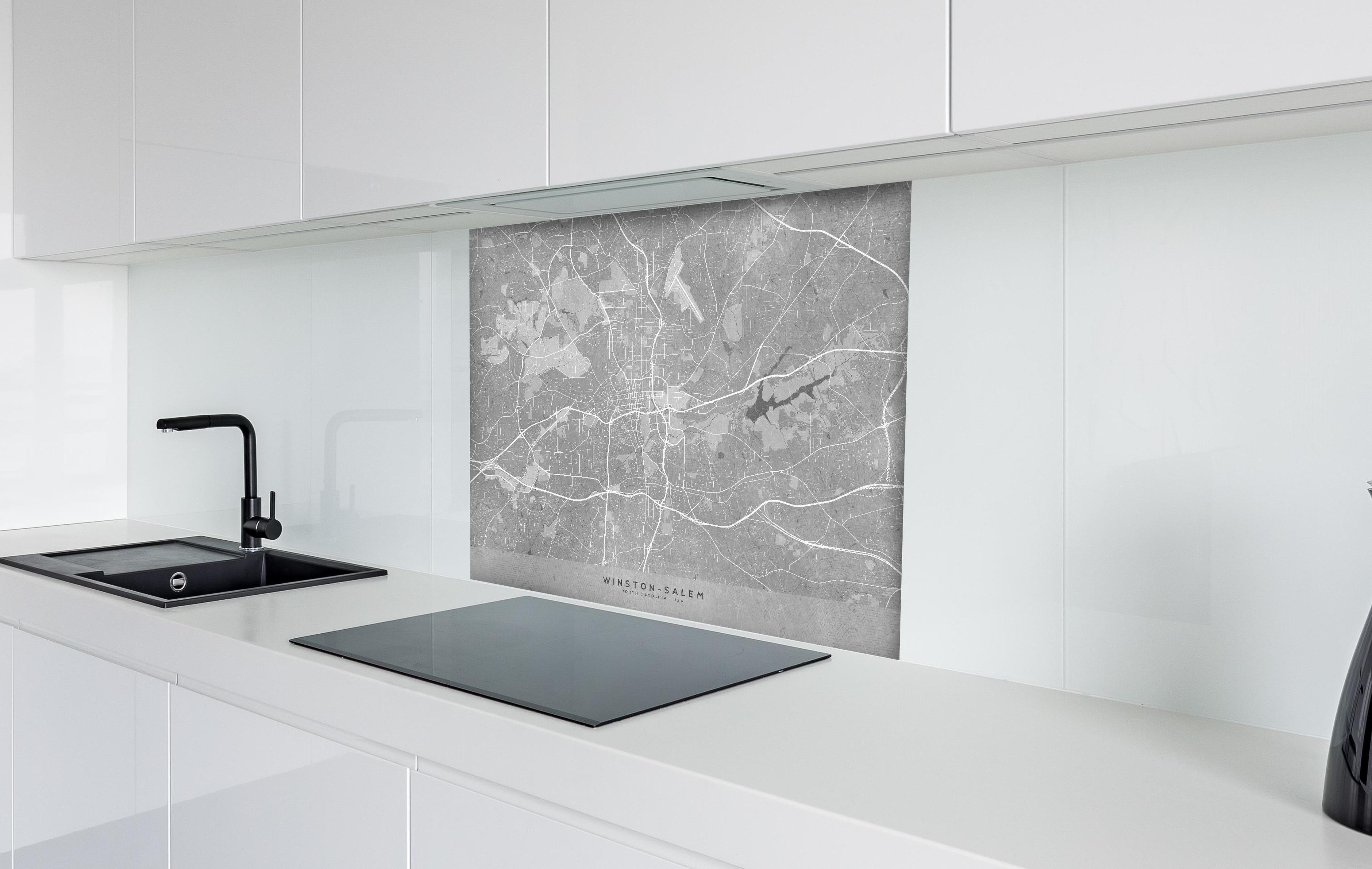 Spritzschutz - Grau-weißer Vintage-Stadtplan Winston Salem hinter einem Cerankochfeld zwischen Holz-Kochutensilien