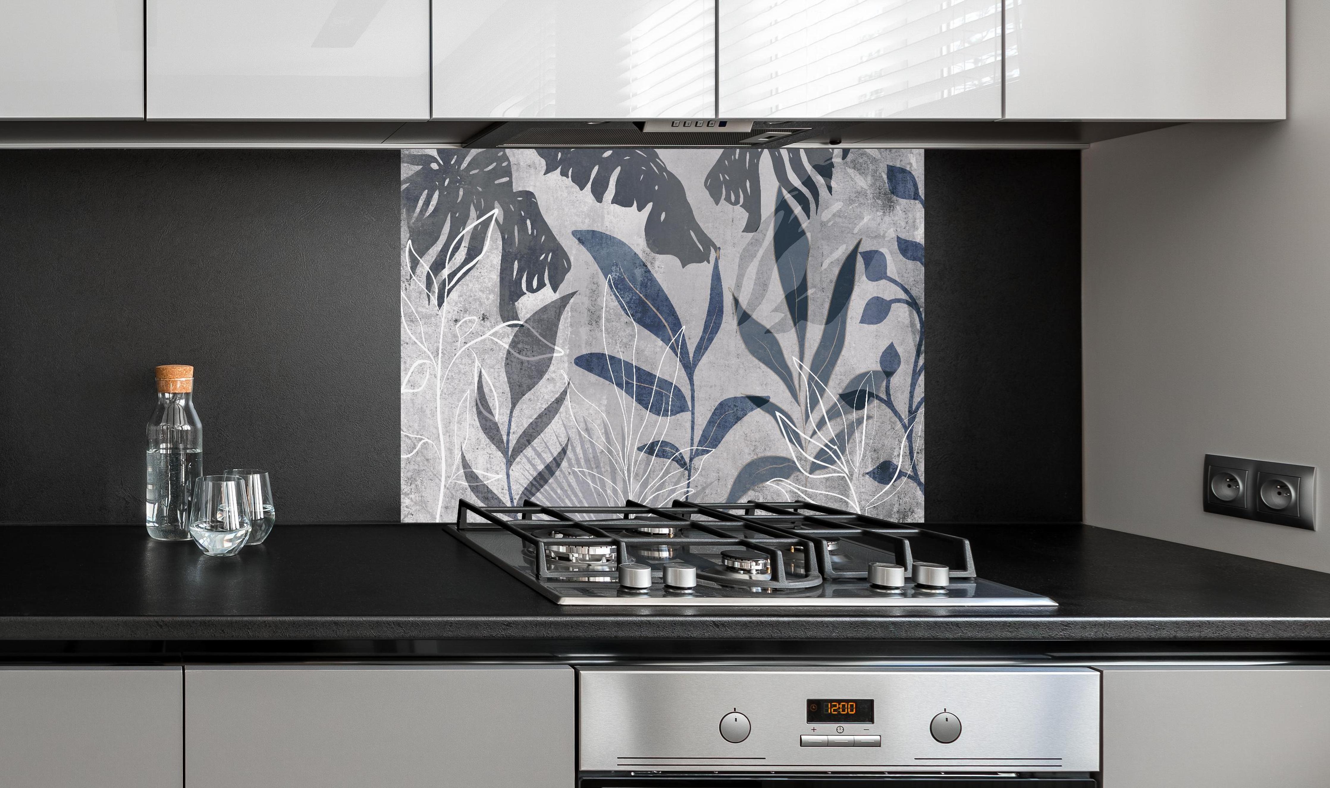 Spritzschutz - Grau-weißes botanisches Wandbild modern hinter einem Cerankochfeld zwischen Holz-Kochutensilien