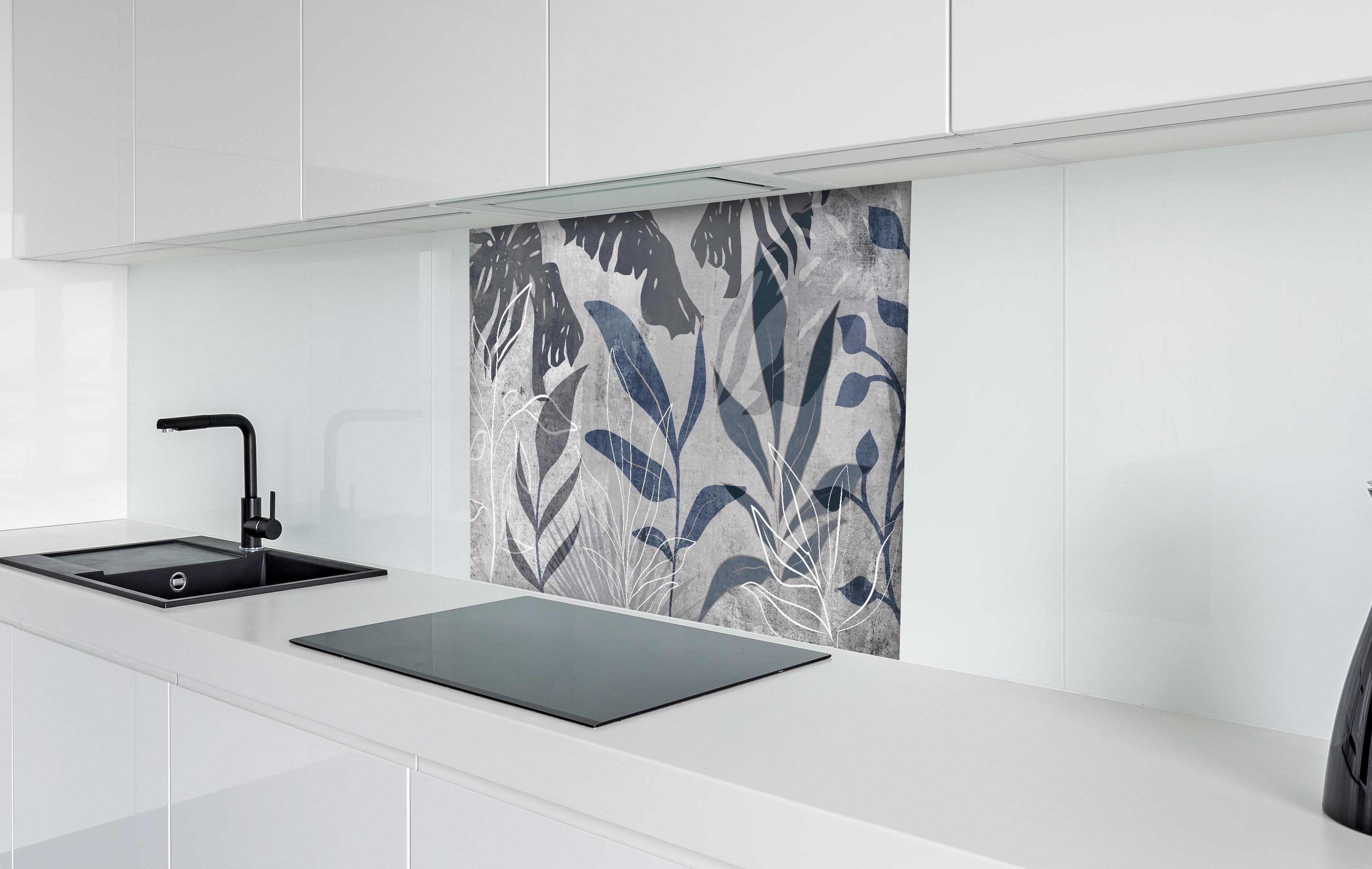 Spritzschutz - Grau-weißes botanisches Wandbild modern hinter einem Cerankochfeld zwischen Holz-Kochutensilien