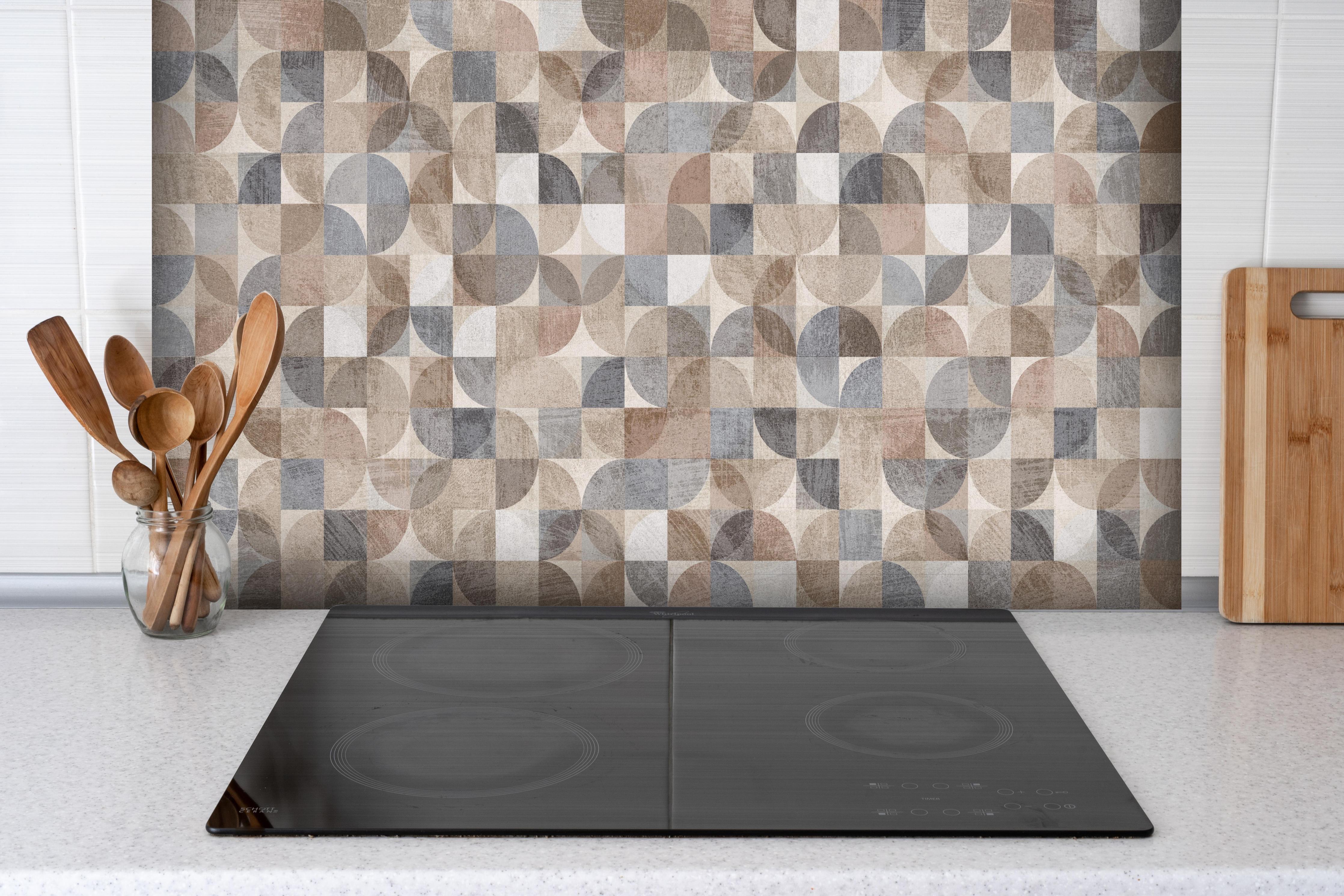 Spritzschutz - Graubeiges Webmuster im modernen Stil hinter einem Cerankochfeld zwischen Holz-Kochutensilien