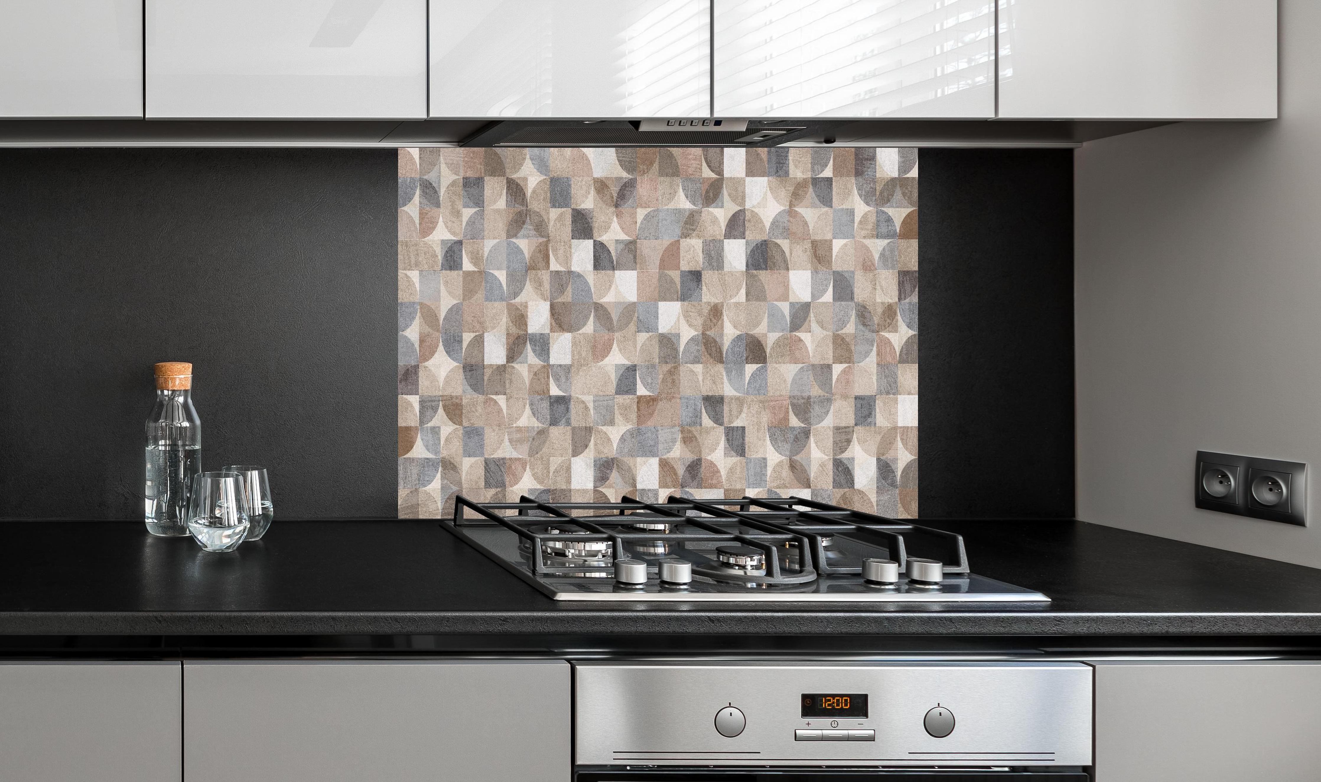 Spritzschutz - Graubeiges Webmuster im modernen Stil hinter einem Cerankochfeld zwischen Holz-Kochutensilien