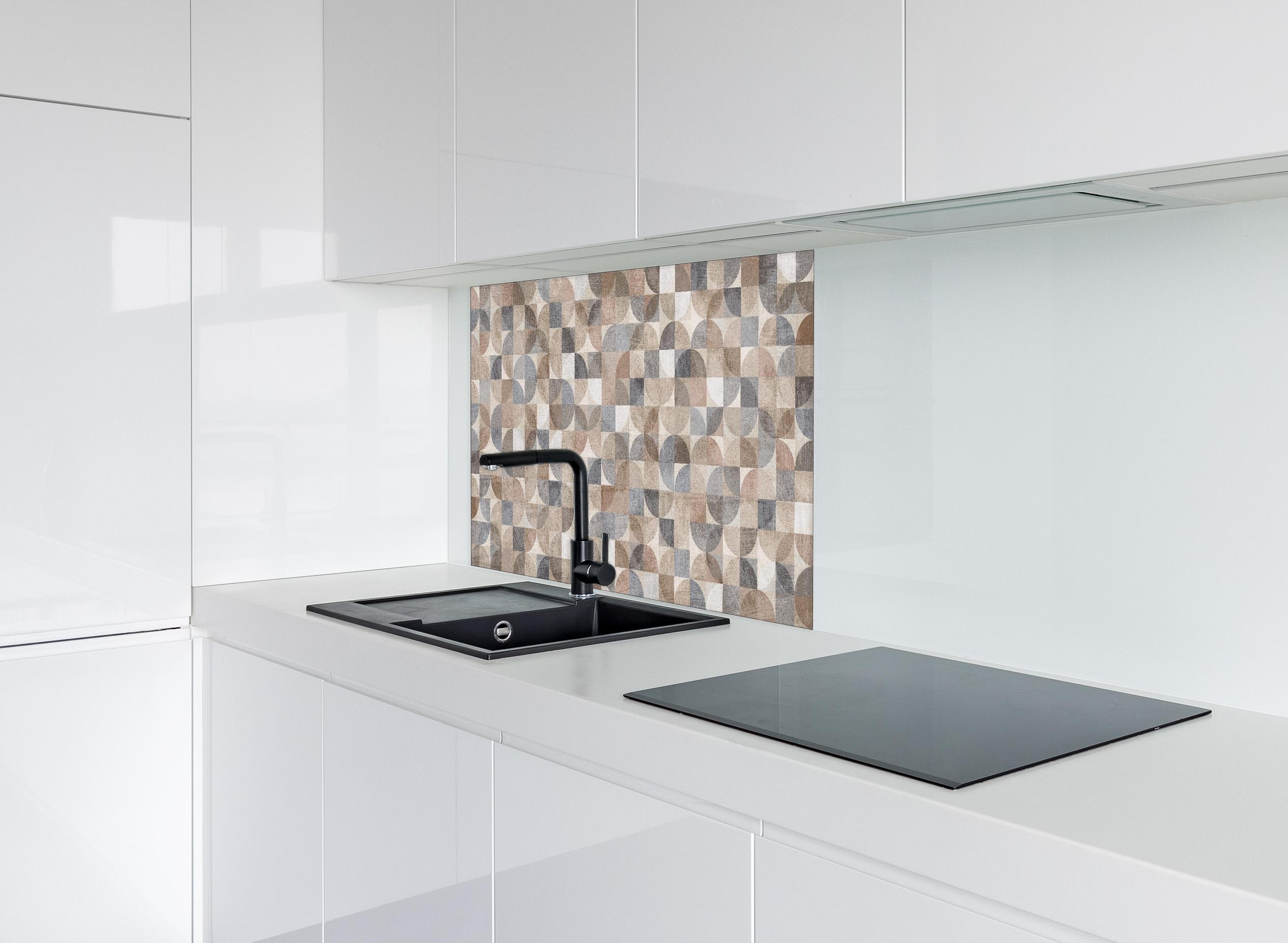 Spritzschutz - Graubeiges Webmuster im modernen Stil hinter einem Cerankochfeld zwischen Holz-Kochutensilien