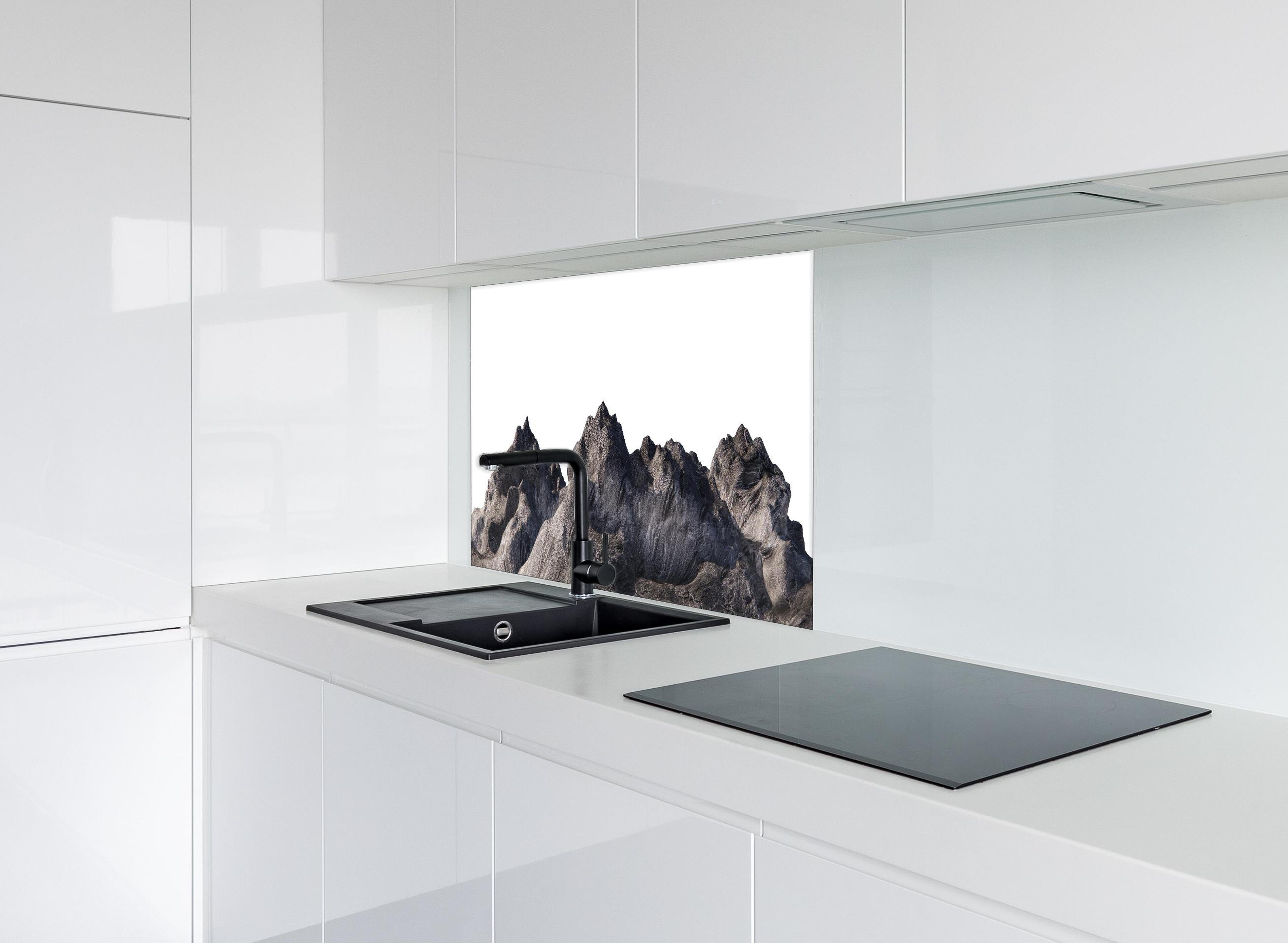 Spritzschutz - Graue Bergsilhouette 3D-Landschaftsbild hinter einem Cerankochfeld zwischen Holz-Kochutensilien