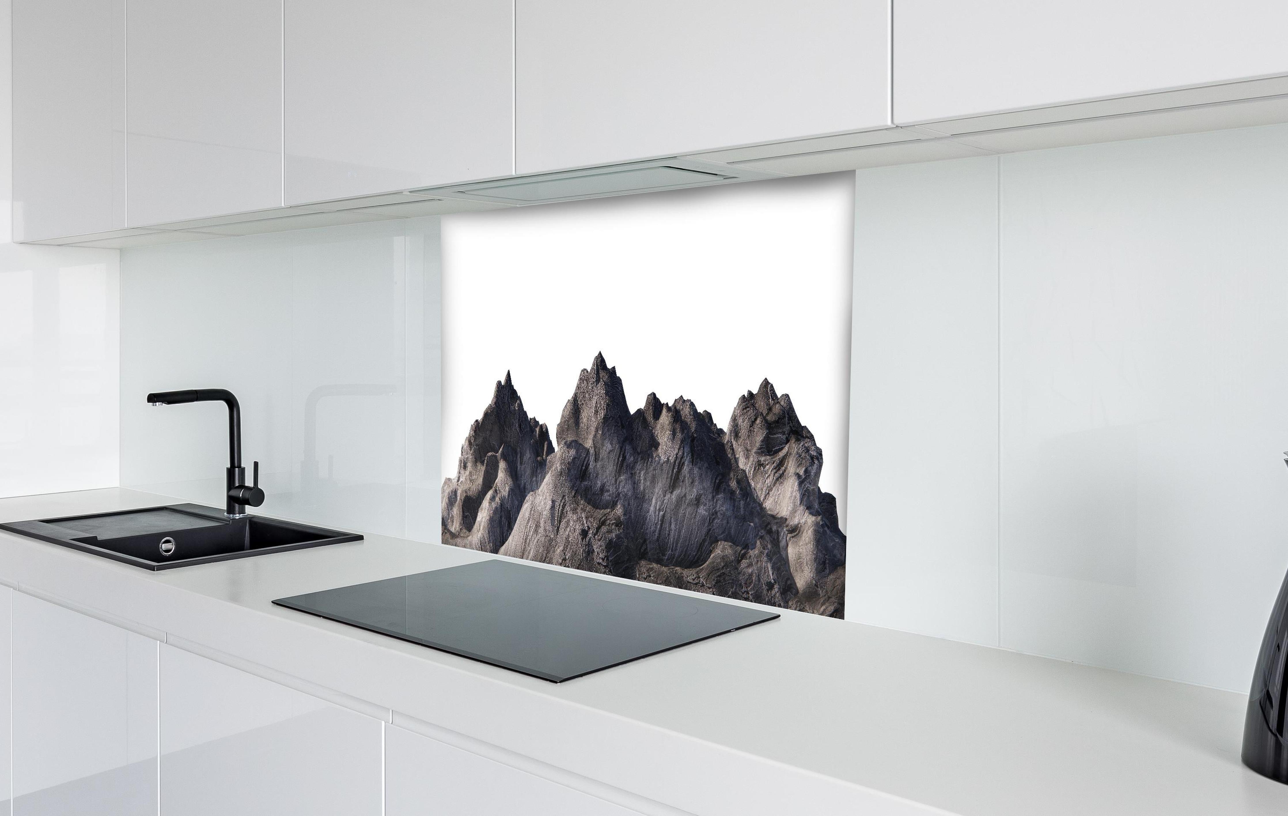 Spritzschutz - Graue Bergsilhouette 3D-Landschaftsbild hinter einem Cerankochfeld zwischen Holz-Kochutensilien