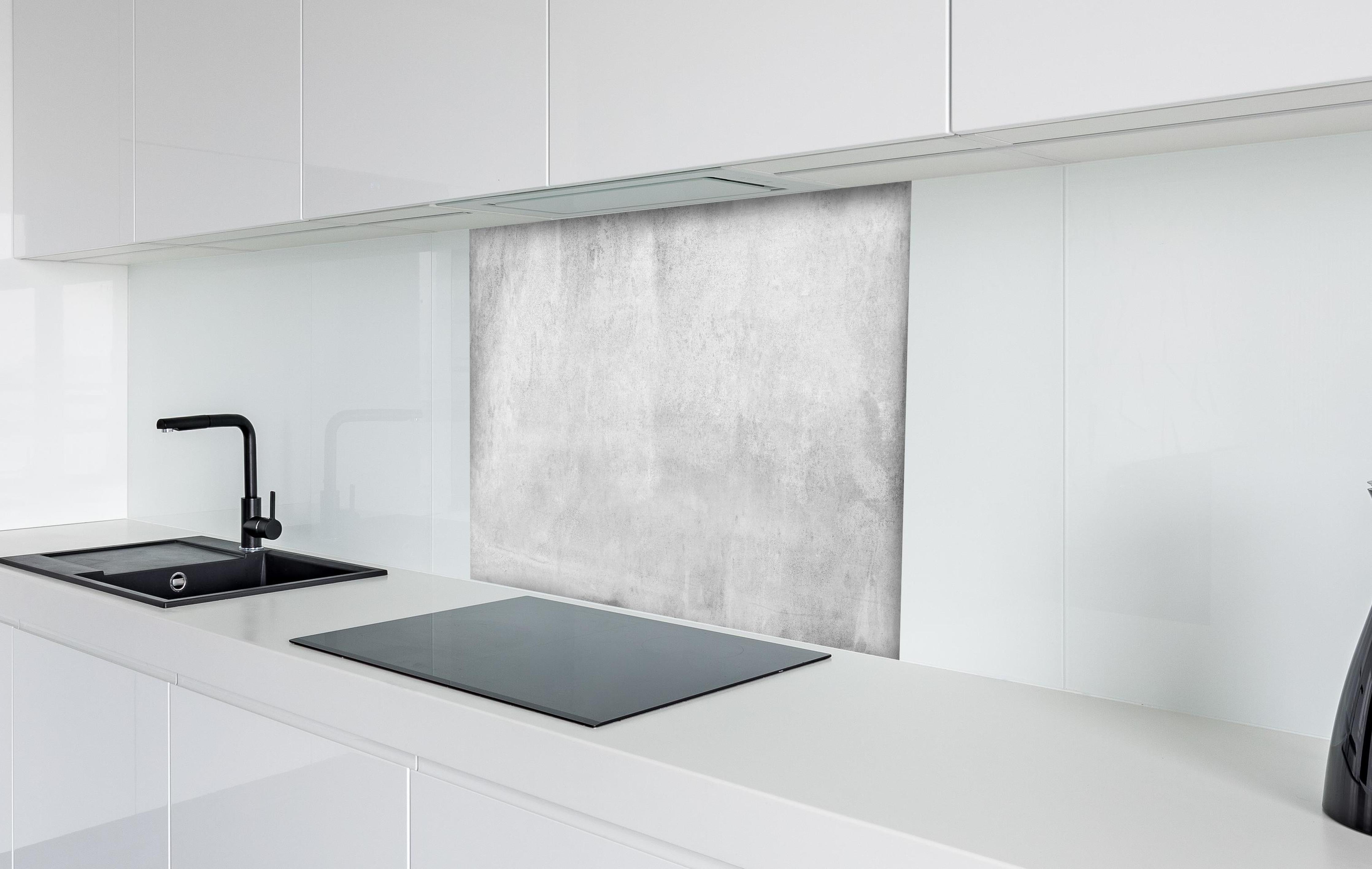 Spritzschutz - Graue Grunge Betonwand hinter einem Cerankochfeld zwischen Holz-Kochutensilien