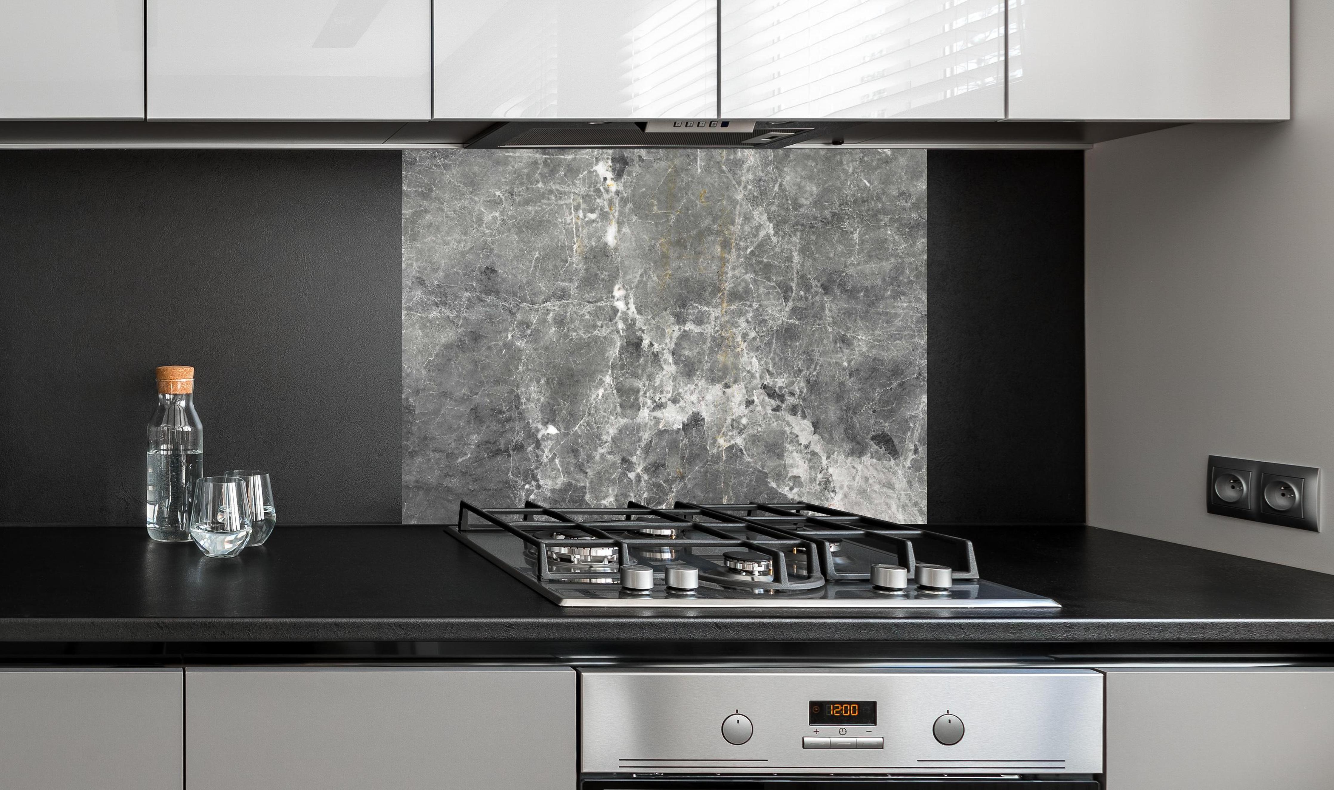 Spritzschutz - Graue Marmorstein Textur hinter einem Cerankochfeld zwischen Holz-Kochutensilien