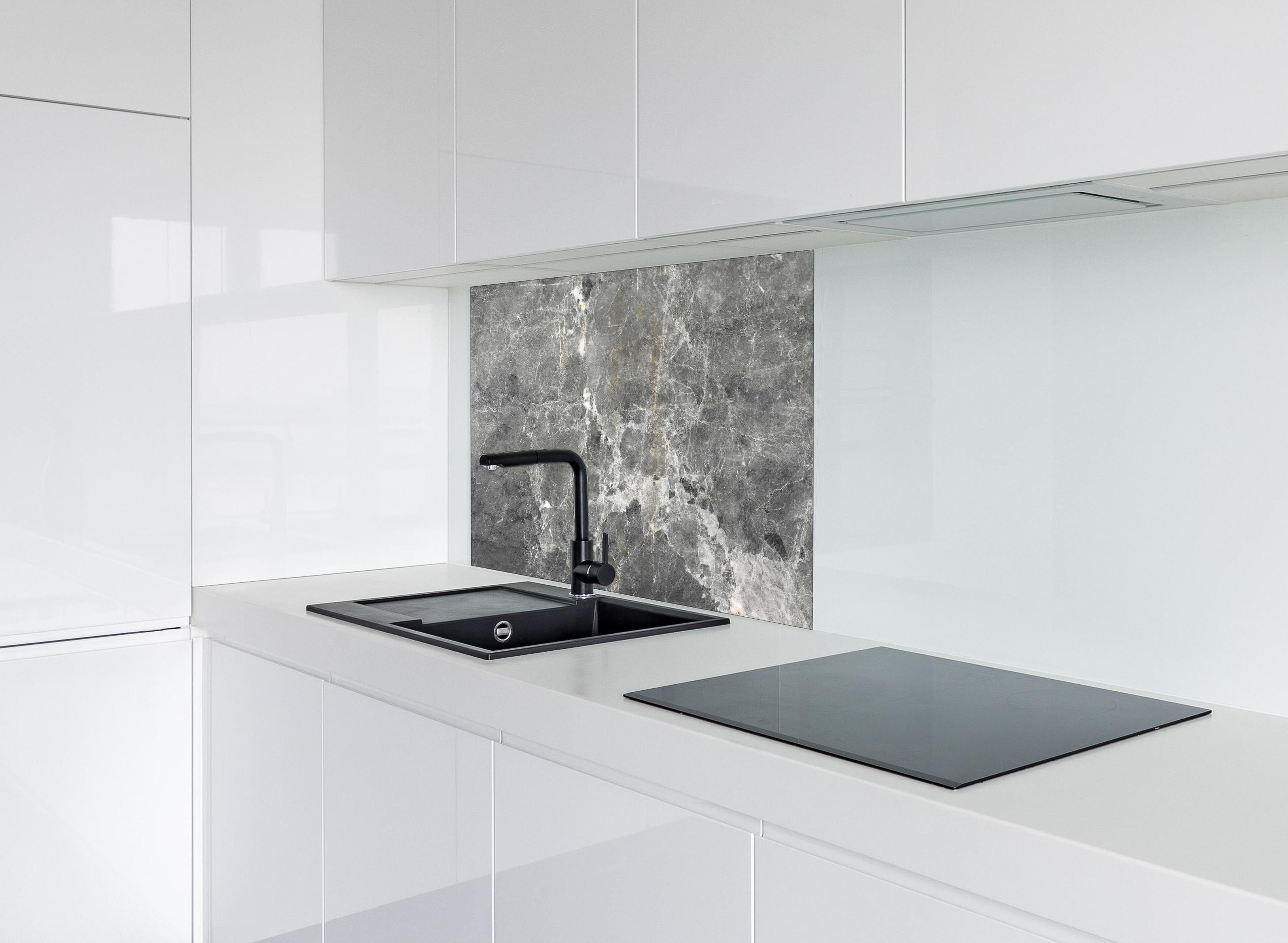 Spritzschutz - Graue Marmorstein Textur hinter einem Cerankochfeld zwischen Holz-Kochutensilien