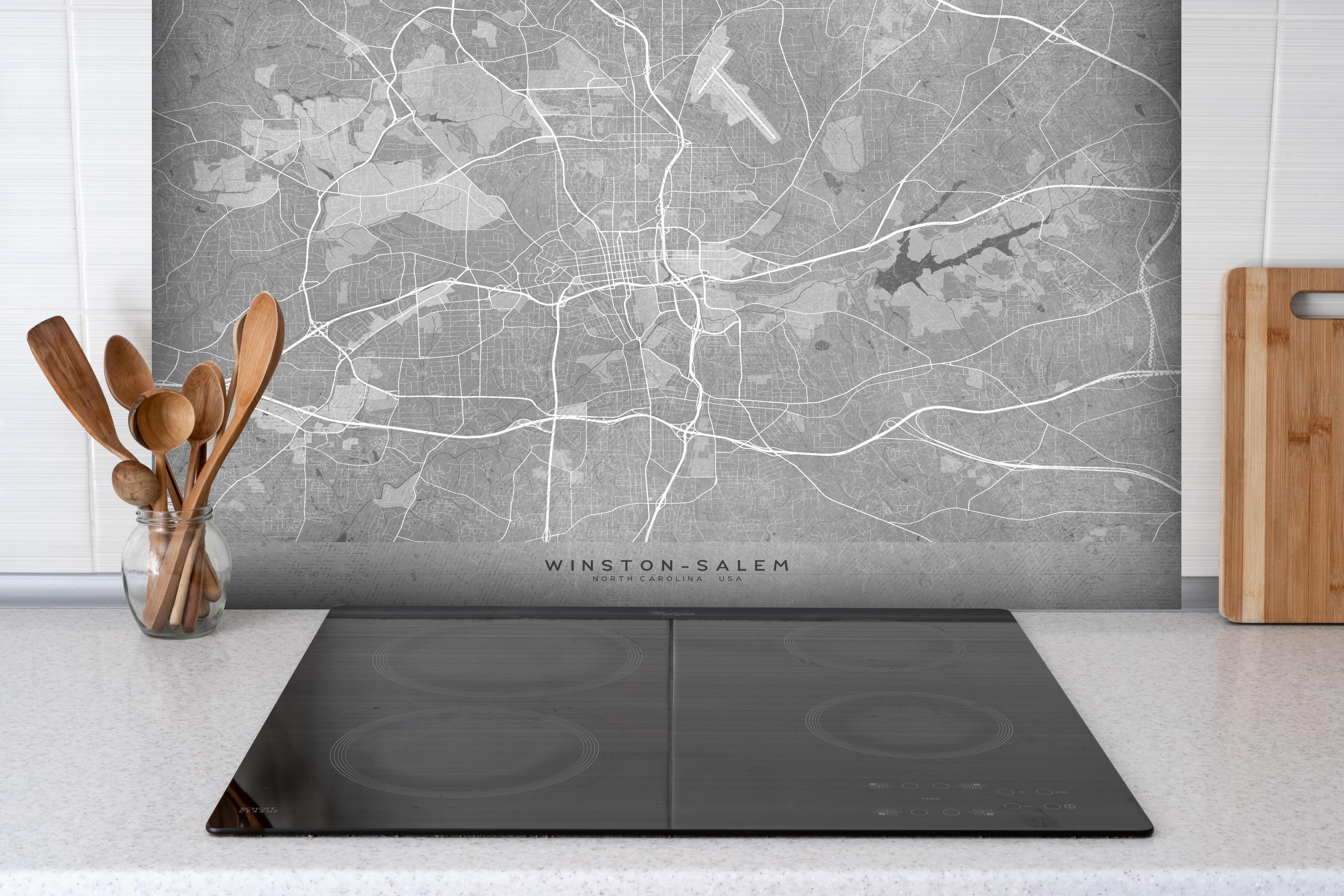 Spritzschutz - Graue Vintage-Stadtplan Winston-Salem Deko hinter einem Cerankochfeld zwischen Holz-Kochutensilien