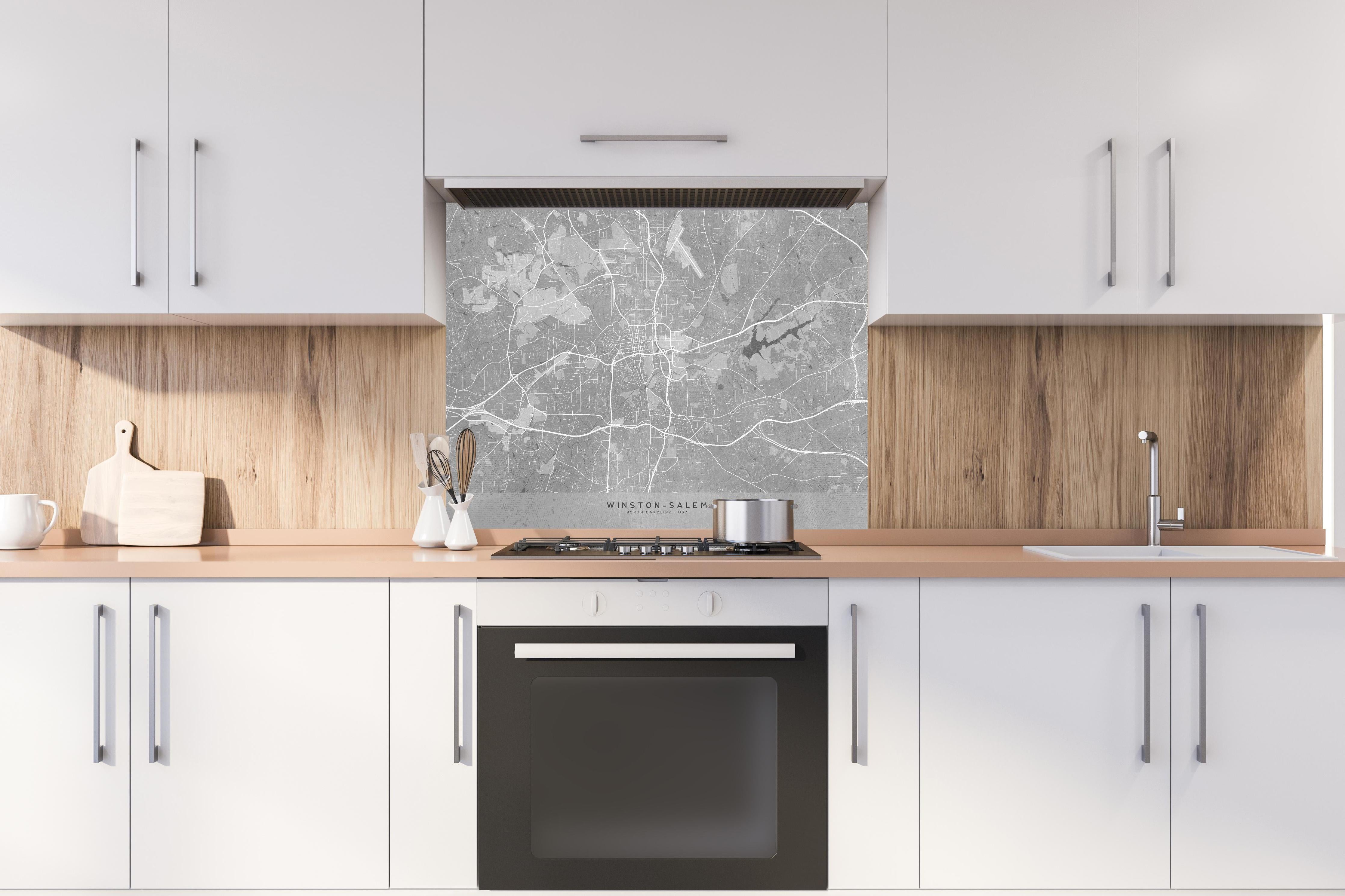 Spritzschutz - Graue Vintage-Stadtplan Winston-Salem Deko hinter einem Cerankochfeld zwischen Holz-Kochutensilien