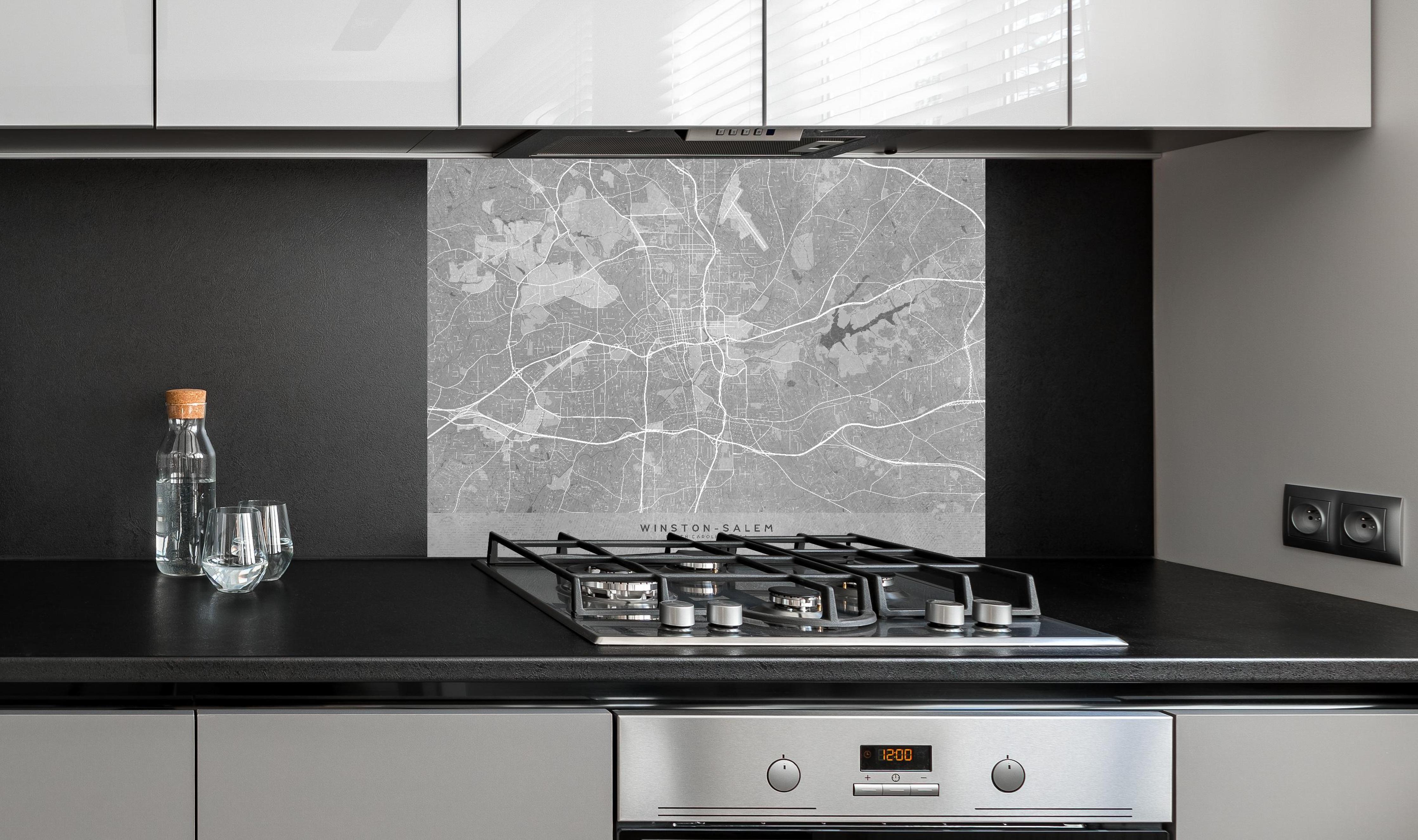 Spritzschutz - Graue Vintage-Stadtplan Winston-Salem Deko hinter einem Cerankochfeld zwischen Holz-Kochutensilien