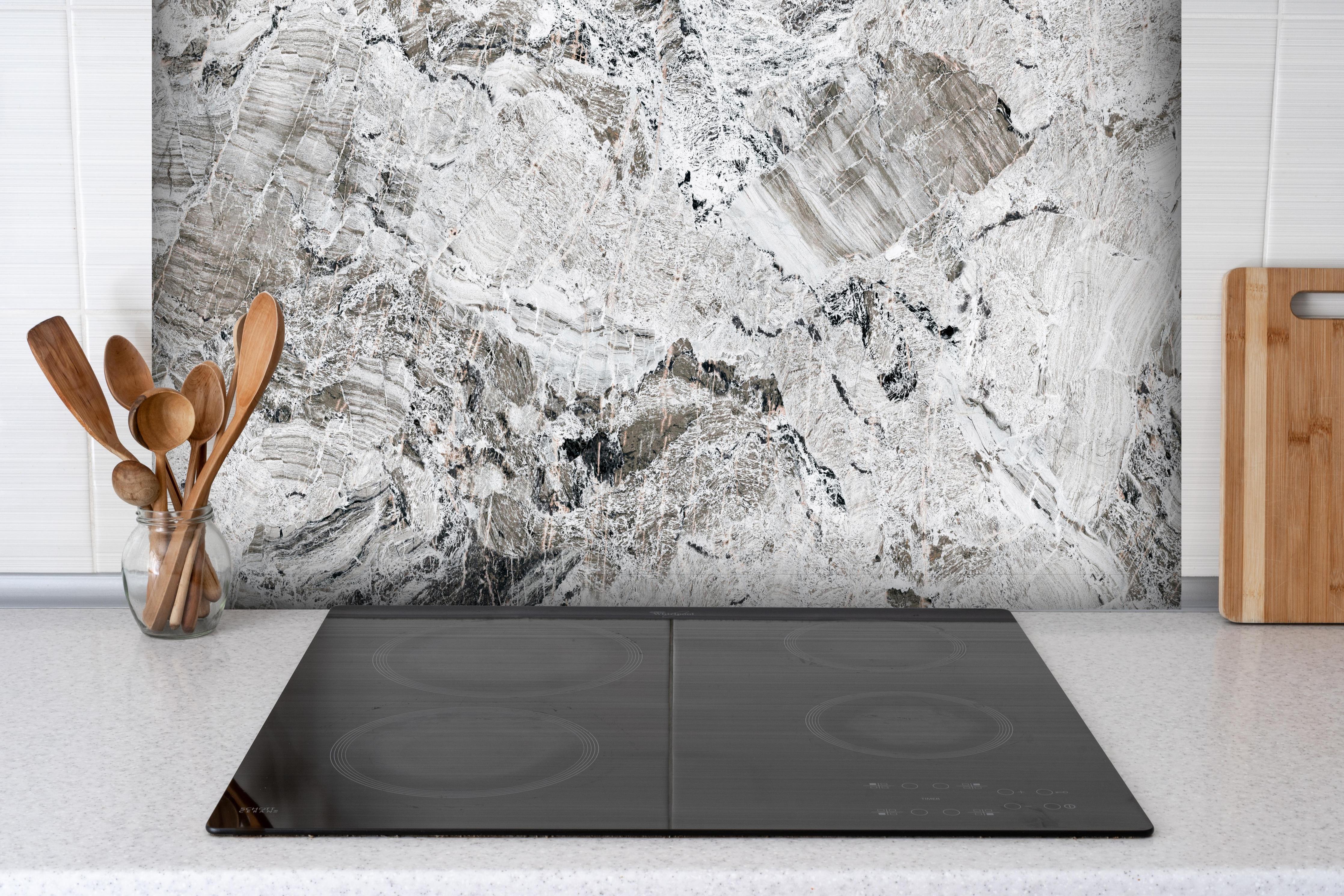 Spritzschutz - Graue abstrakte Marmor Stein Textur hinter einem Cerankochfeld zwischen Holz-Kochutensilien