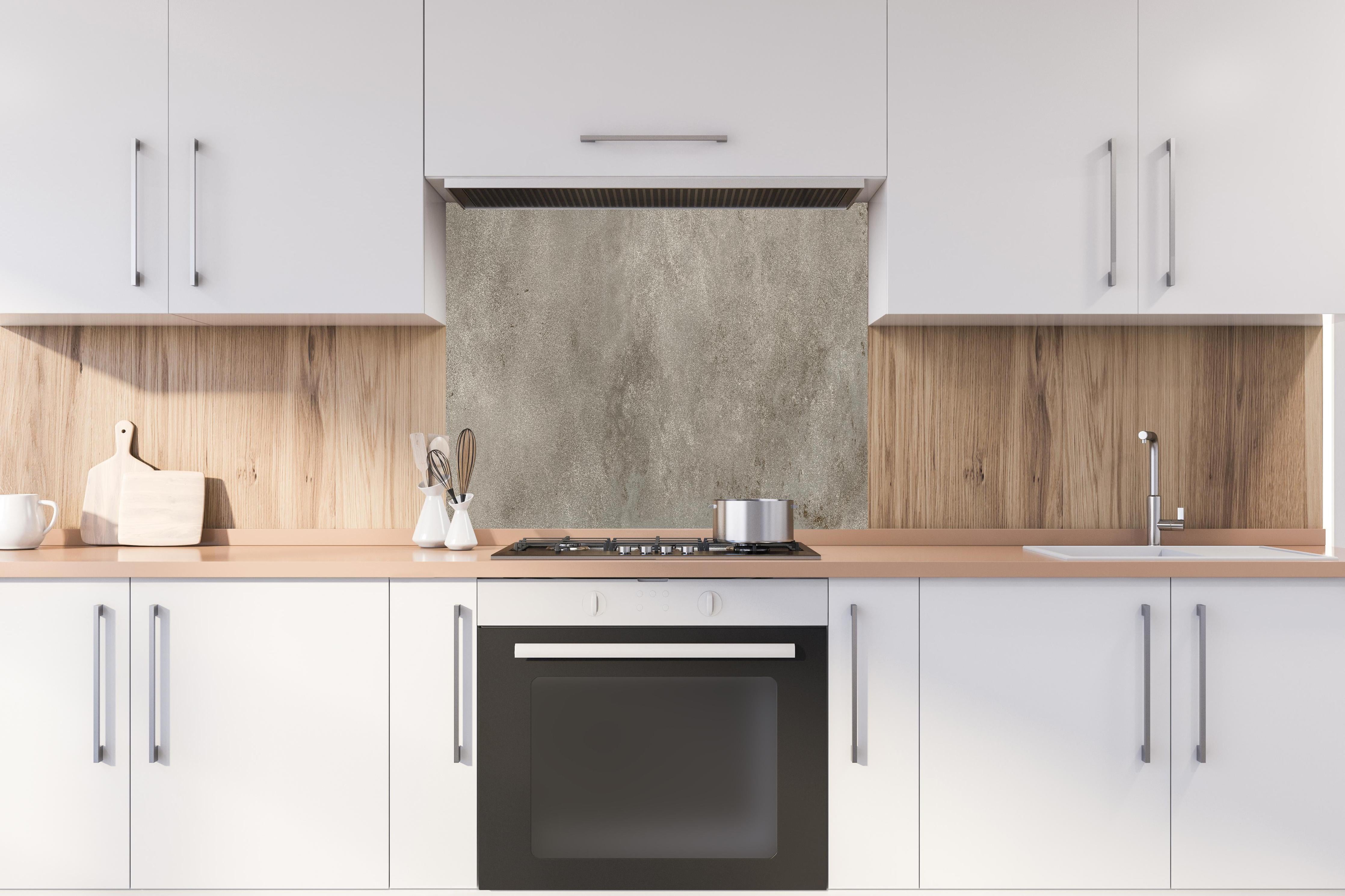 Spritzschutz - Graue alte Kalksteinwand hinter einem Cerankochfeld zwischen Holz-Kochutensilien