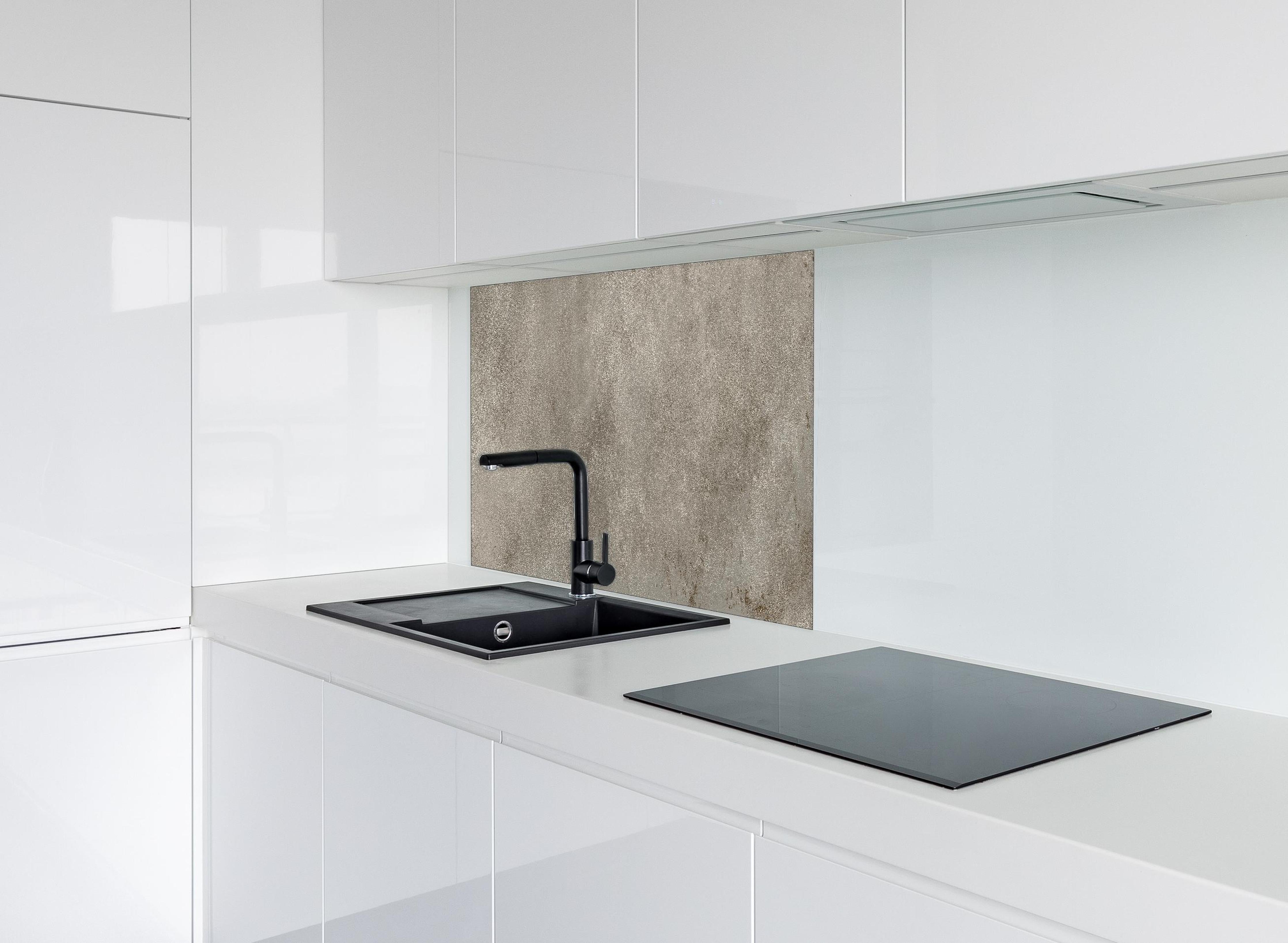 Spritzschutz - Graue alte Kalksteinwand hinter einem Cerankochfeld zwischen Holz-Kochutensilien