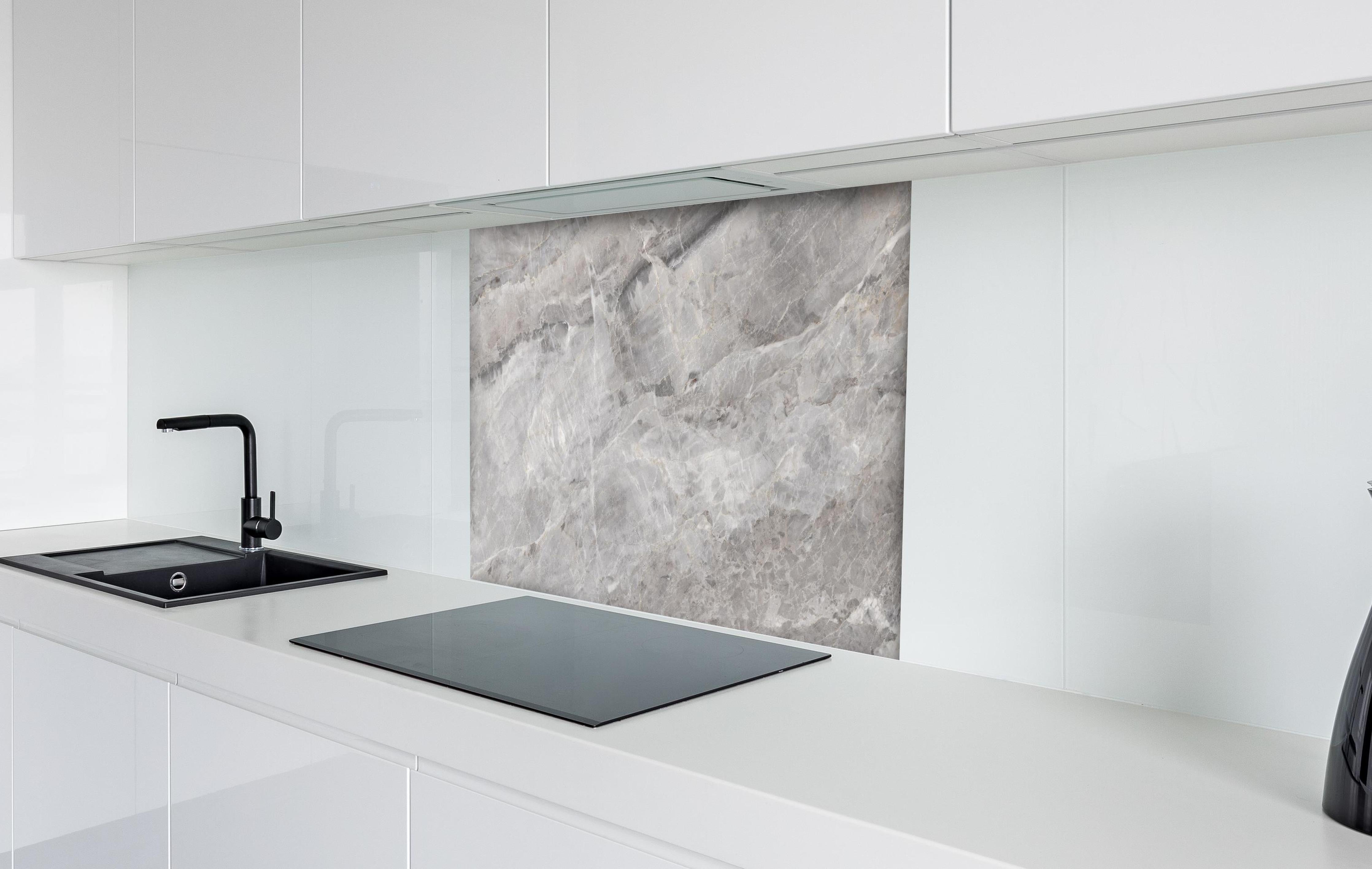 Spritzschutz - Grauer Marmor - Granit hinter einem Cerankochfeld zwischen Holz-Kochutensilien