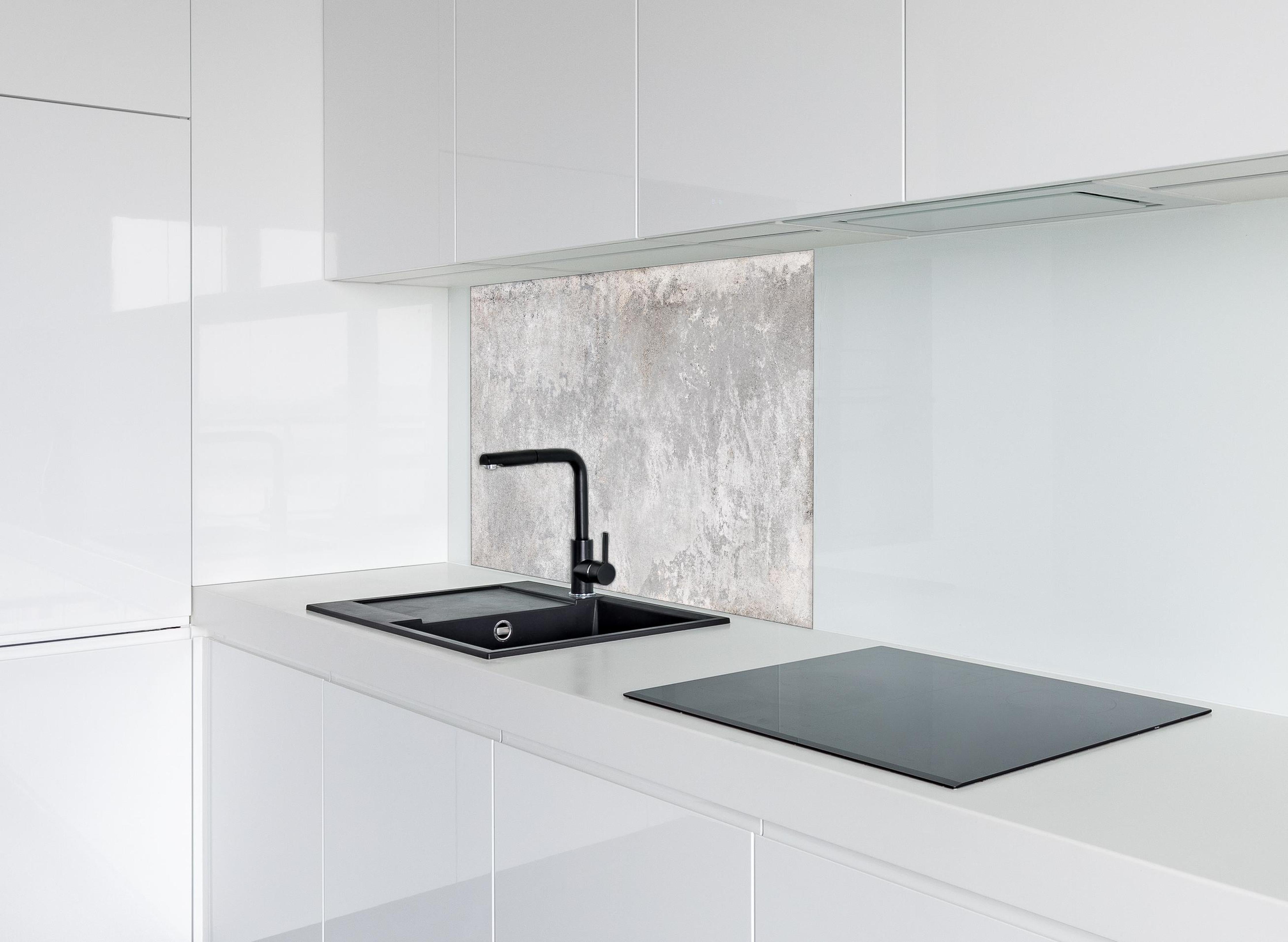 Spritzschutz - Grauer Zement-Hintergrund hinter einem Cerankochfeld zwischen Holz-Kochutensilien