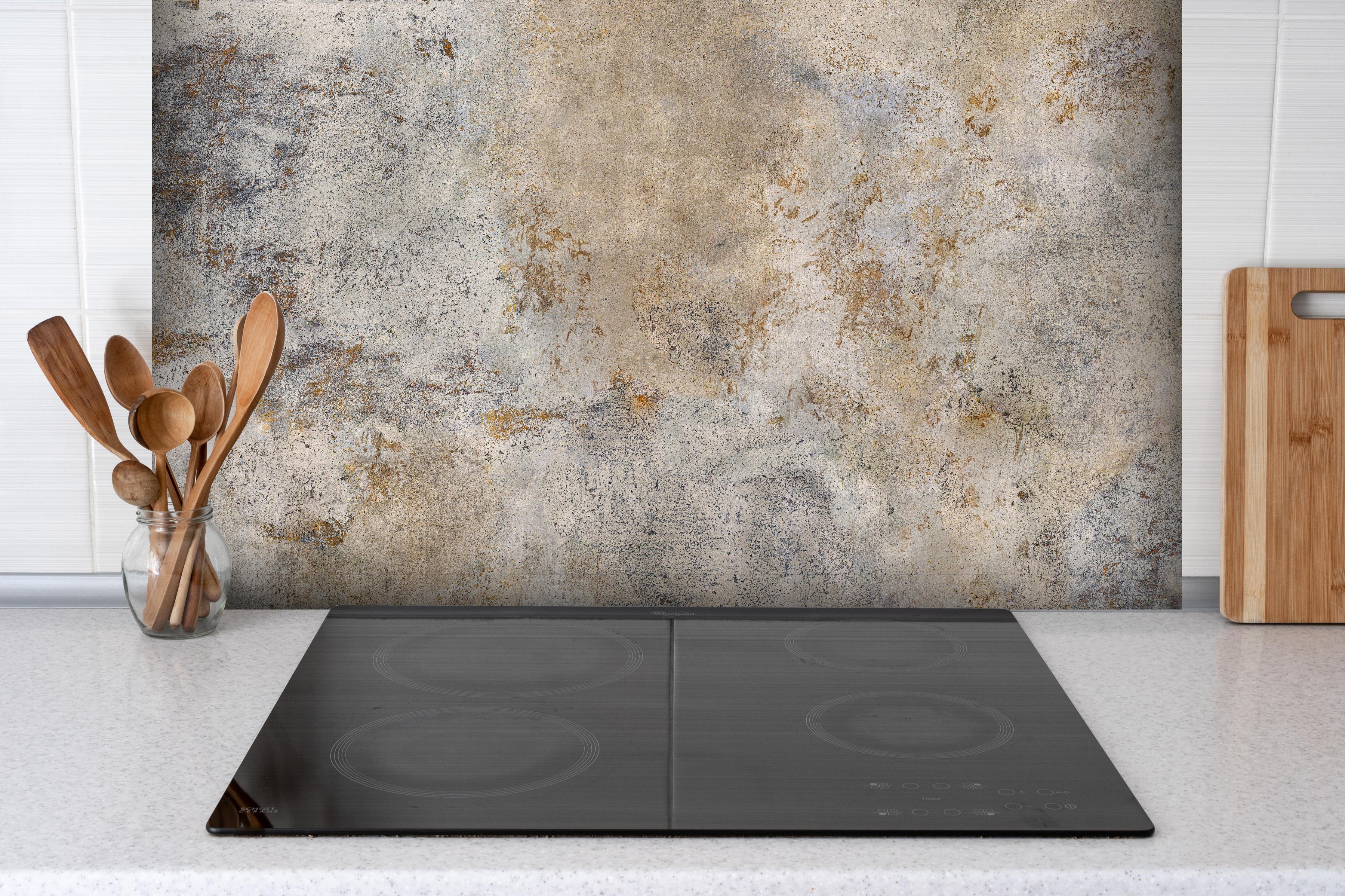 Spritzschutz - Grauer Zement Hintergrund hinter einem Cerankochfeld zwischen Holz-Kochutensilien