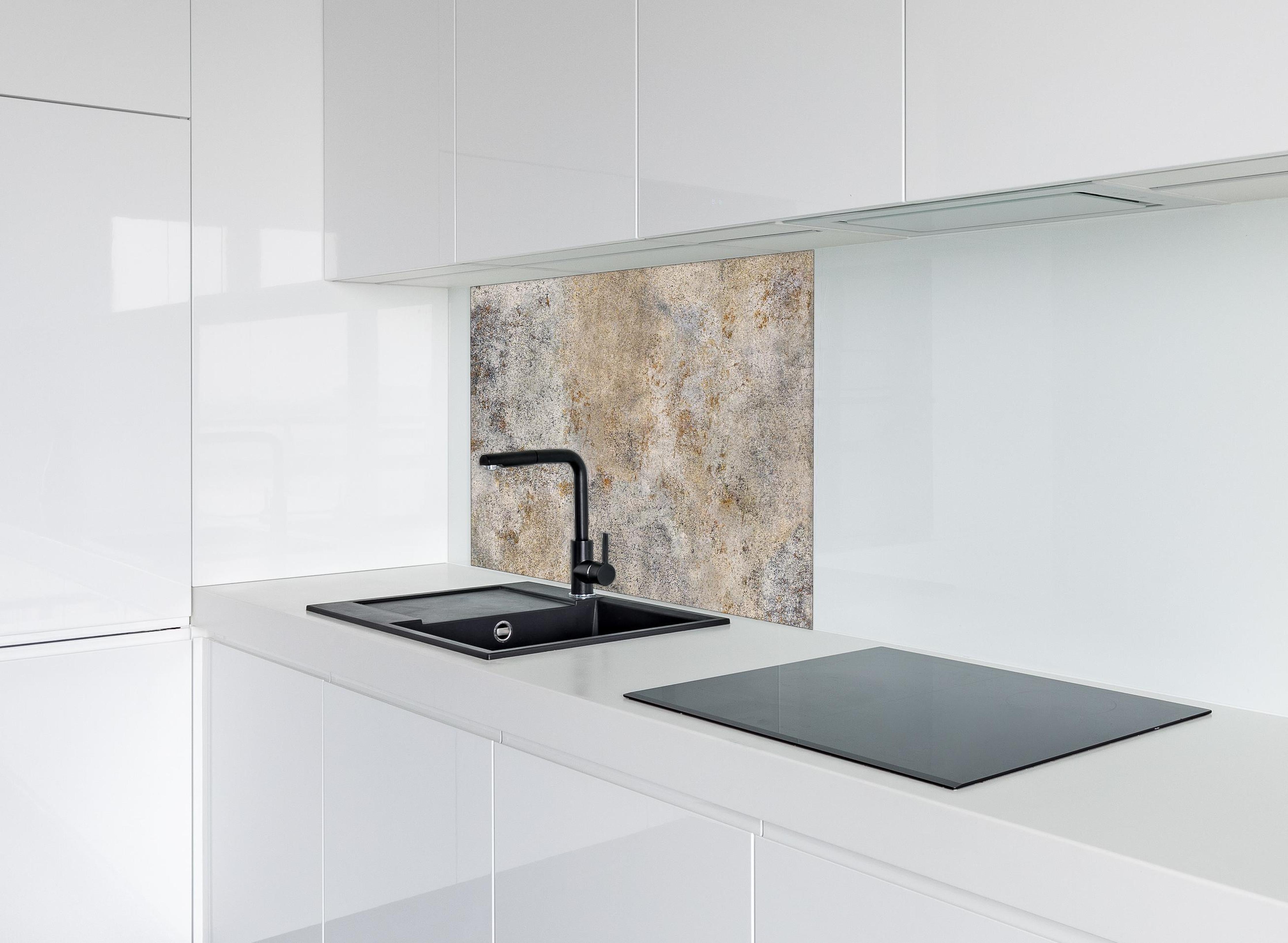 Spritzschutz - Grauer Zement Hintergrund hinter einem Cerankochfeld zwischen Holz-Kochutensilien