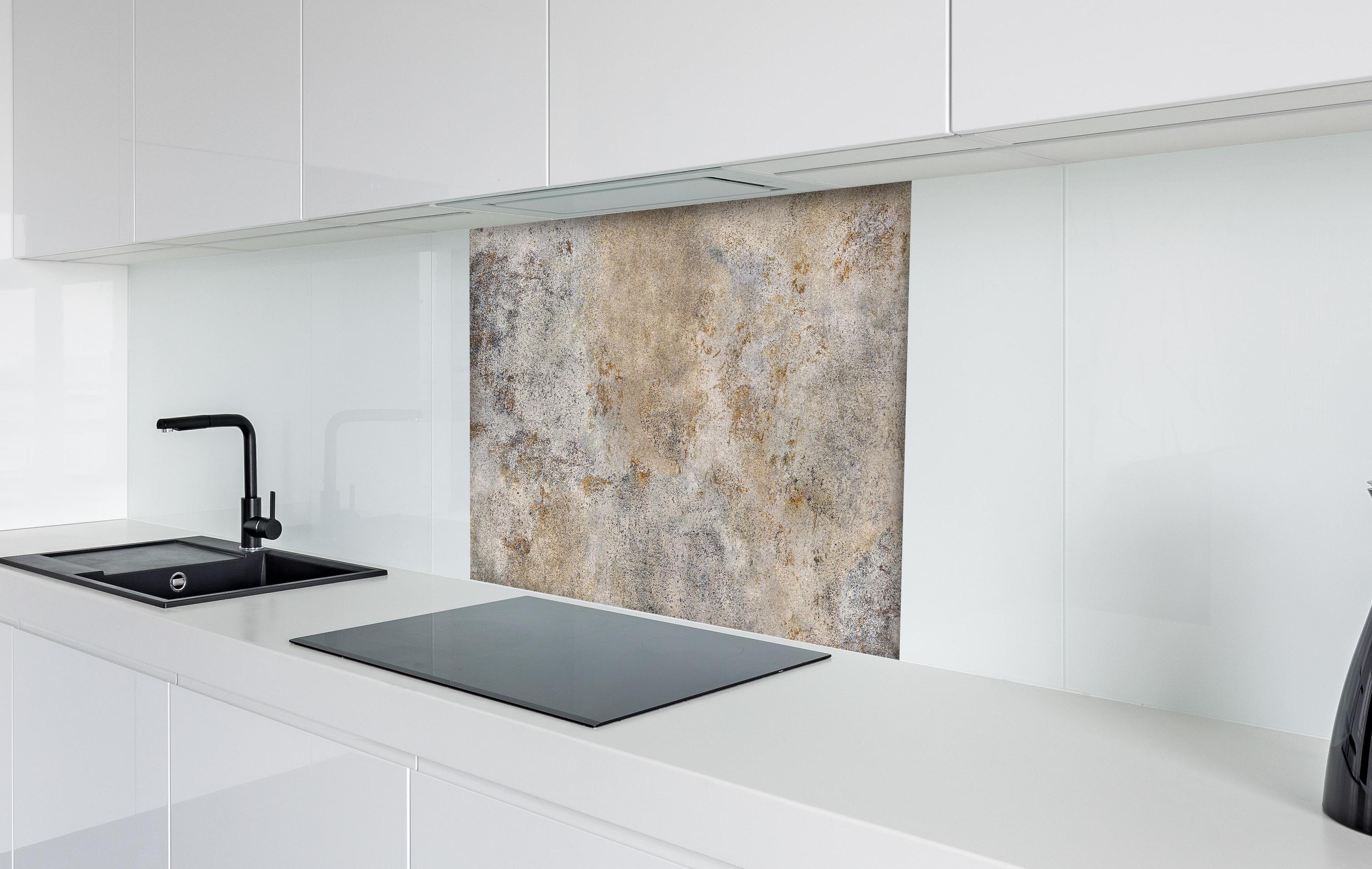 Spritzschutz - Grauer Zement Hintergrund hinter einem Cerankochfeld zwischen Holz-Kochutensilien