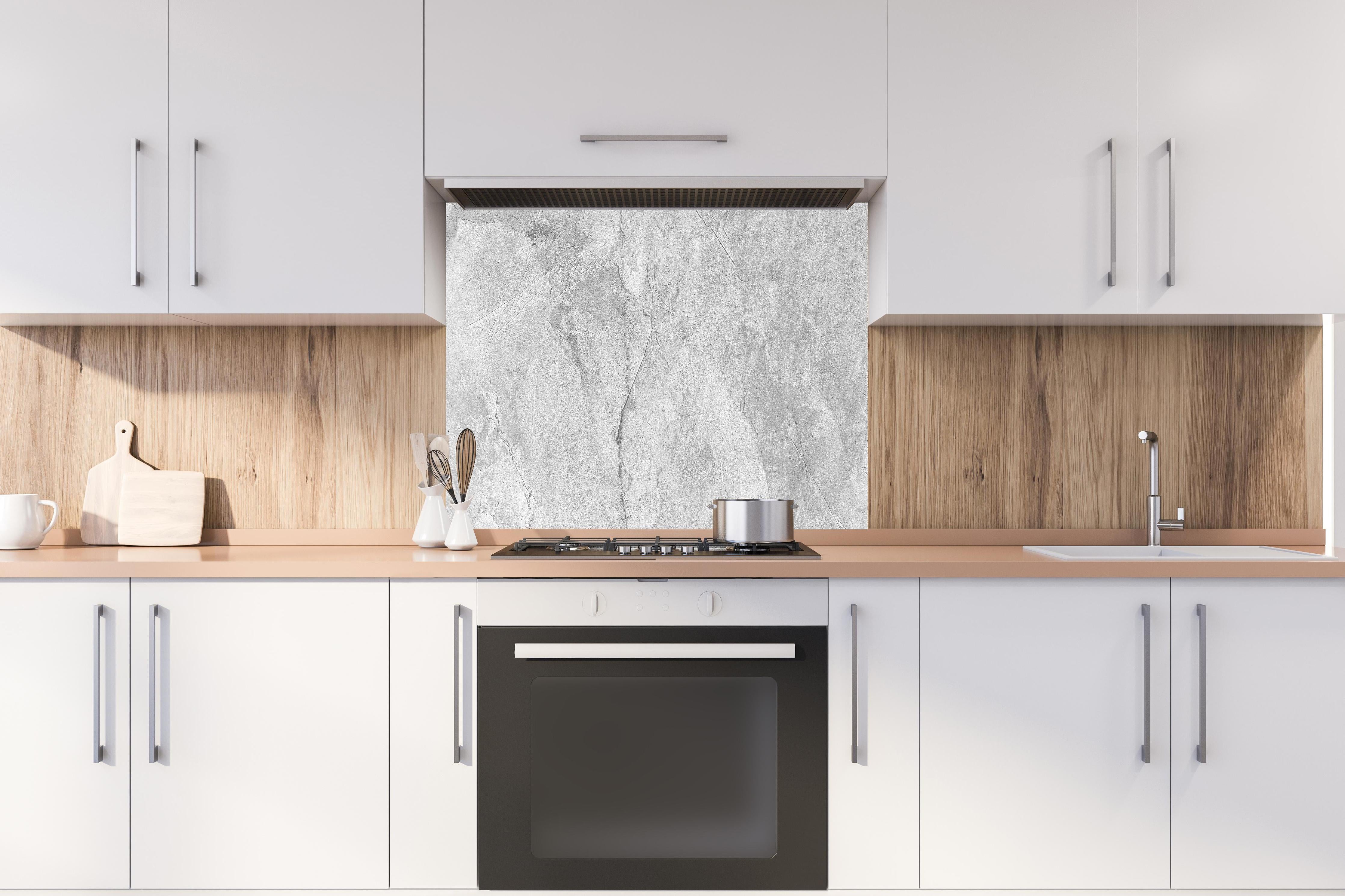 Spritzschutz - Graues Betonmuster hinter einem Cerankochfeld zwischen Holz-Kochutensilien