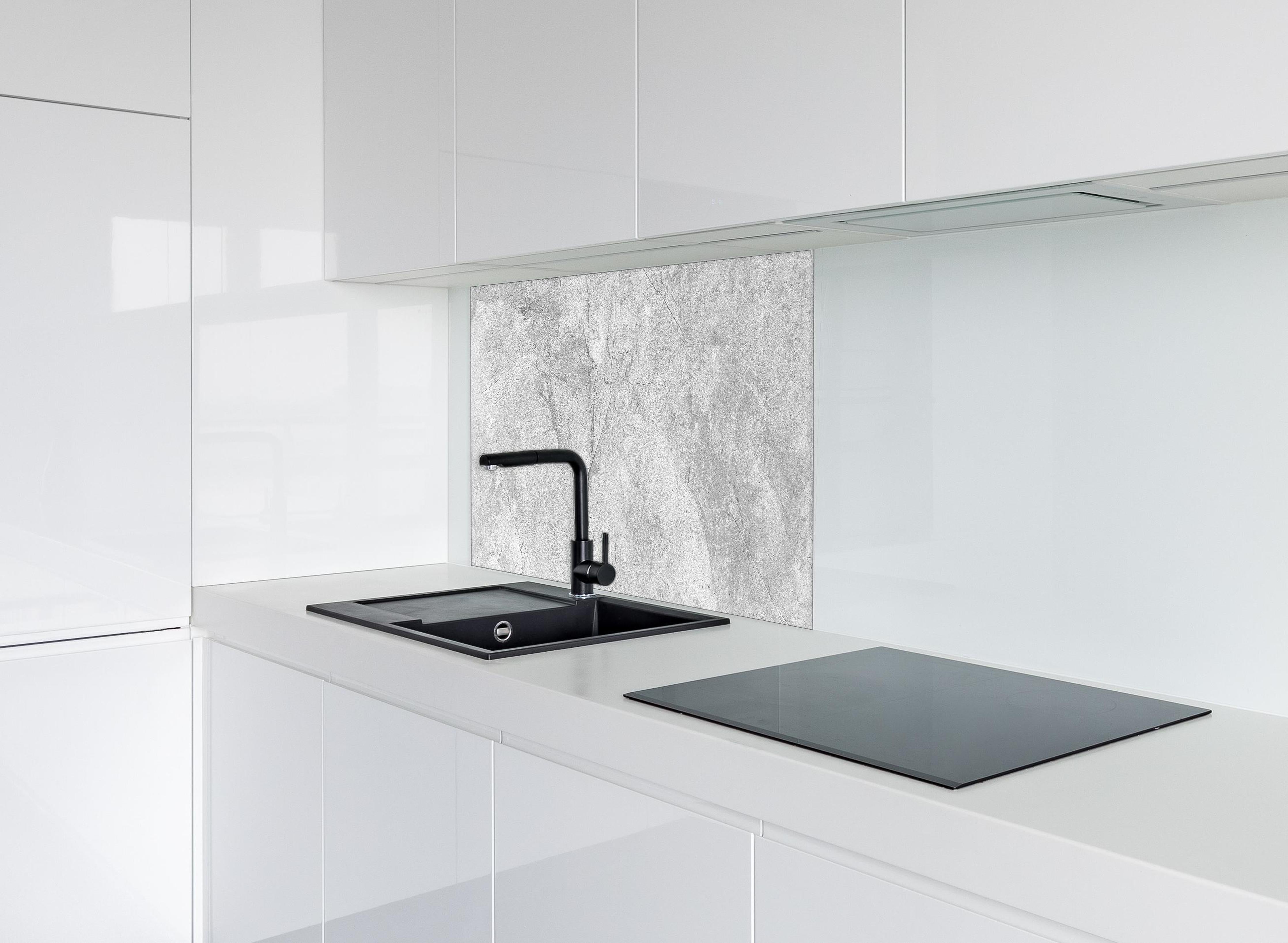 Spritzschutz - Graues Betonmuster hinter einem Cerankochfeld zwischen Holz-Kochutensilien