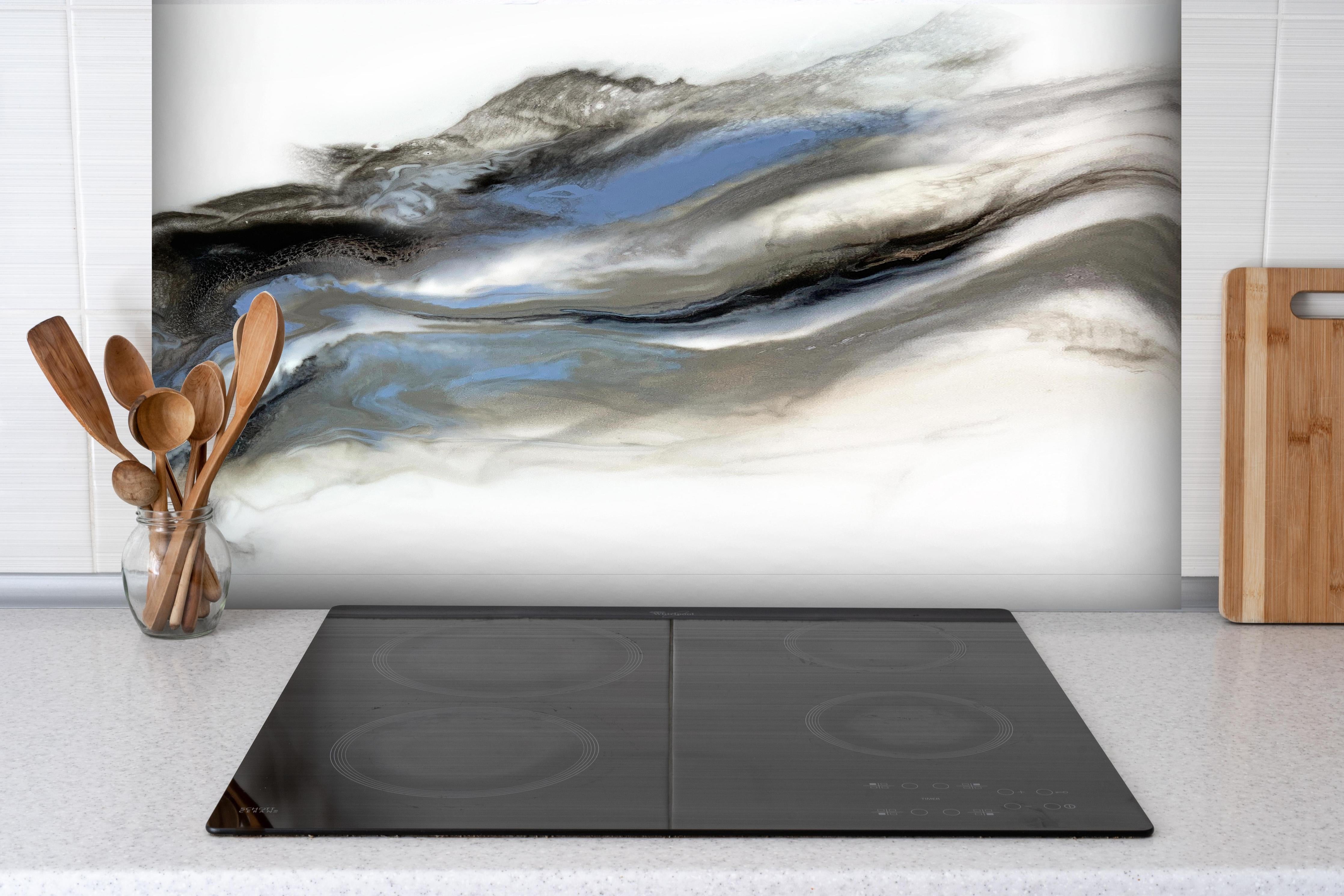 Spritzschutz - Grauweiße abstrakte Pinselstrich-Kunst hinter einem Cerankochfeld zwischen Holz-Kochutensilien