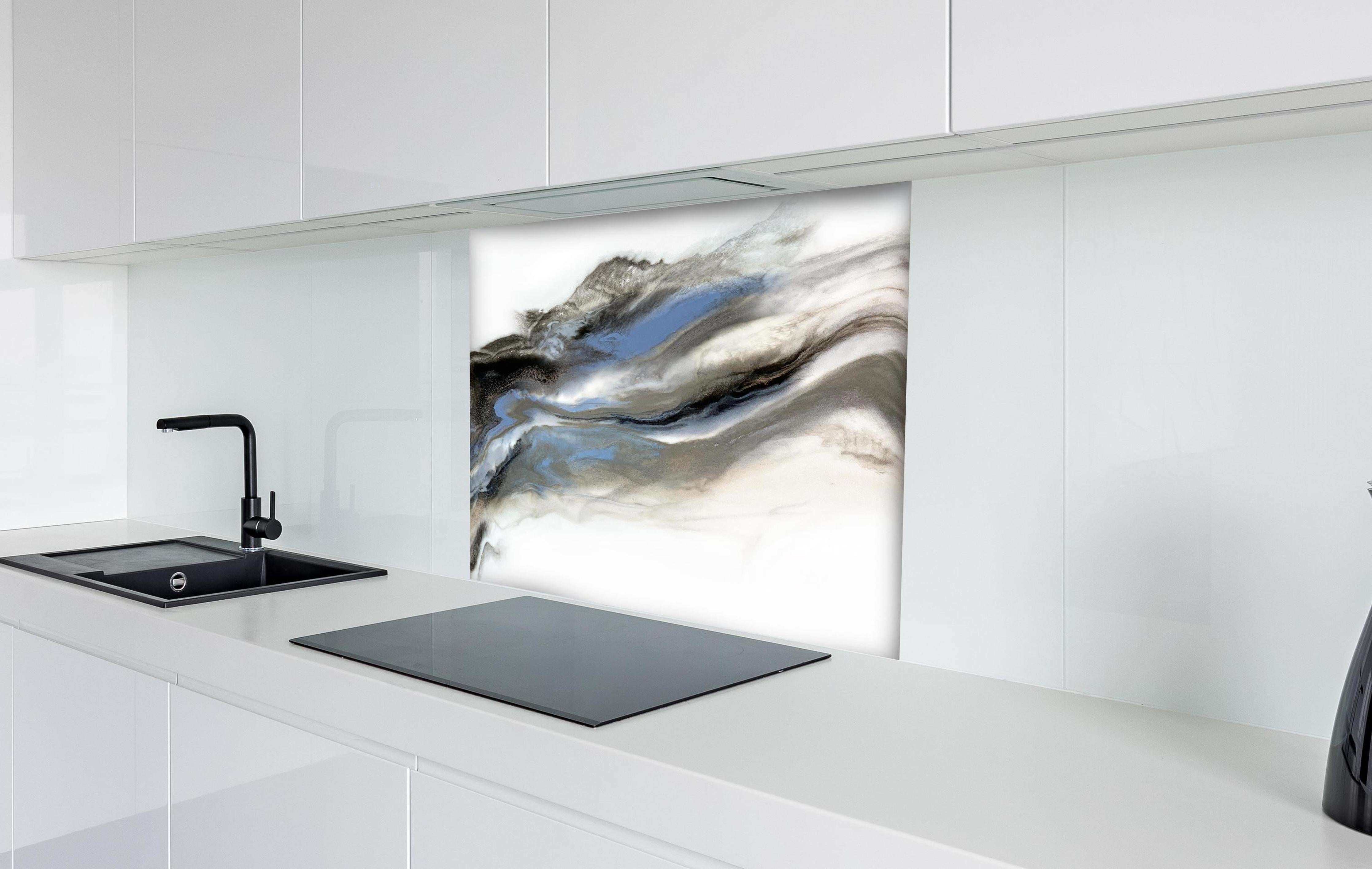 Spritzschutz - Grauweiße abstrakte Pinselstrich-Kunst hinter einem Cerankochfeld zwischen Holz-Kochutensilien