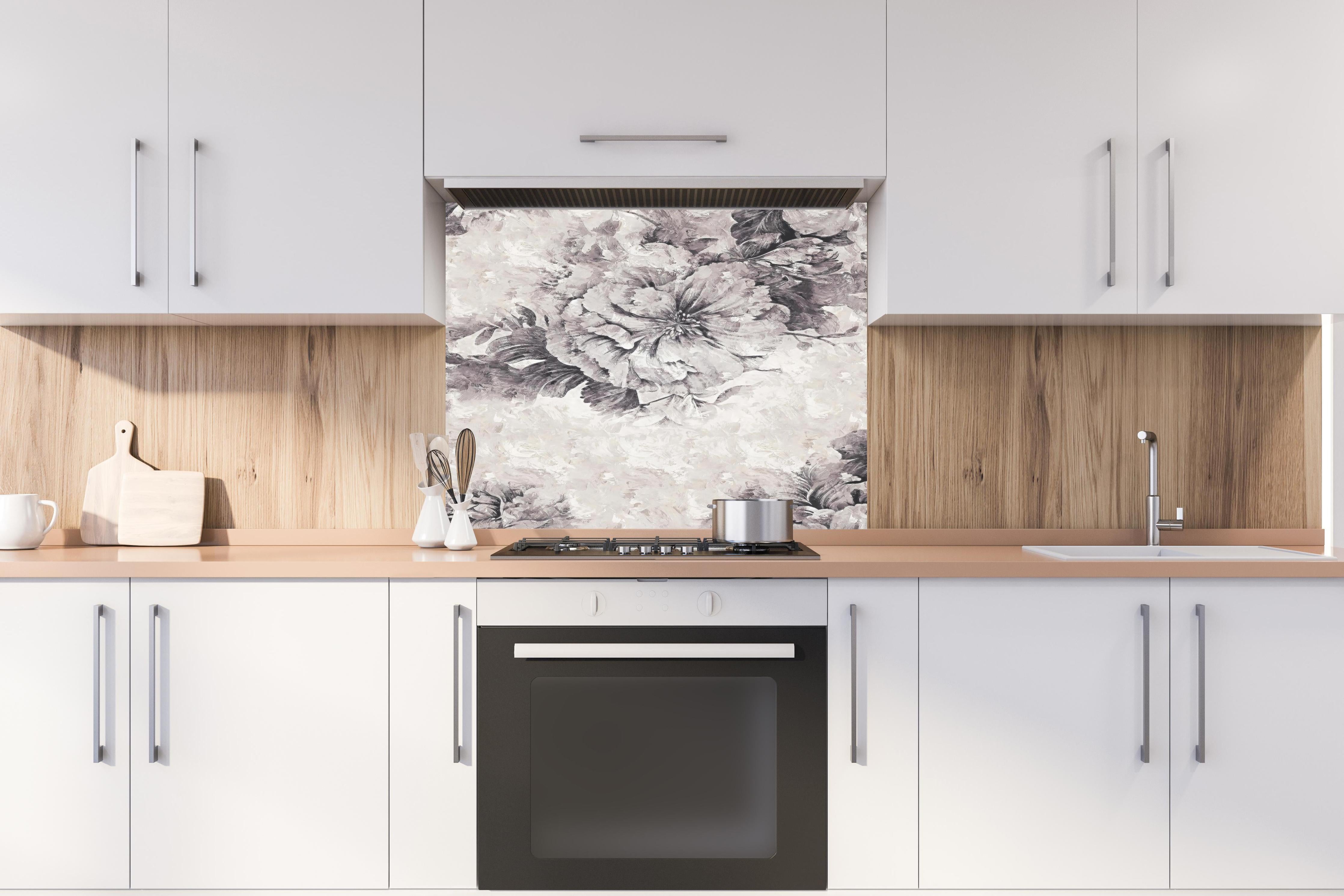 Spritzschutz - Grauweisse florale Abstraktion Leinwand hinter einem Cerankochfeld zwischen Holz-Kochutensilien