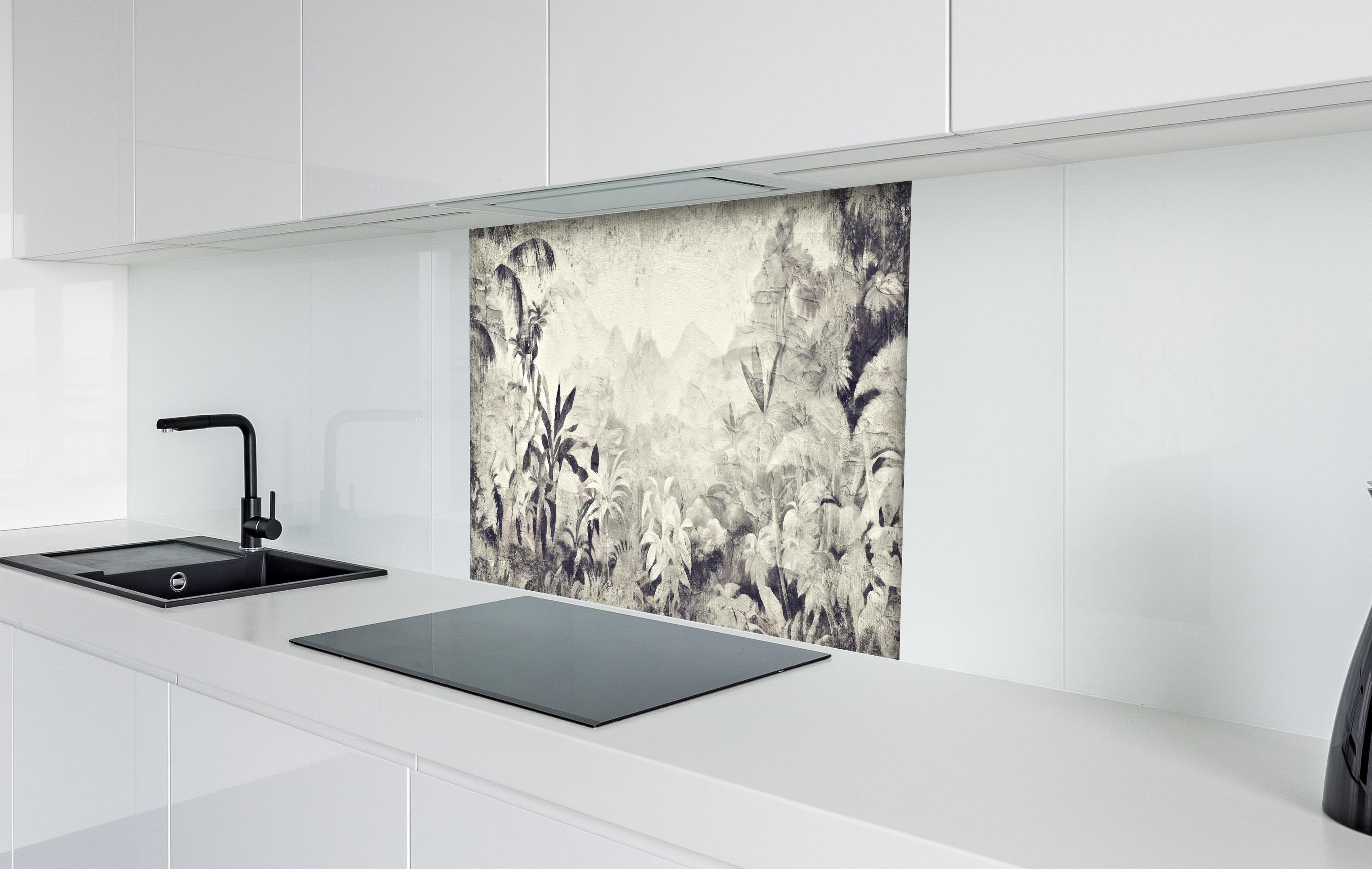 Spritzschutz - Grauweißes Panorama mit exotischen Pflanzen hinter einem Cerankochfeld zwischen Holz-Kochutensilien
