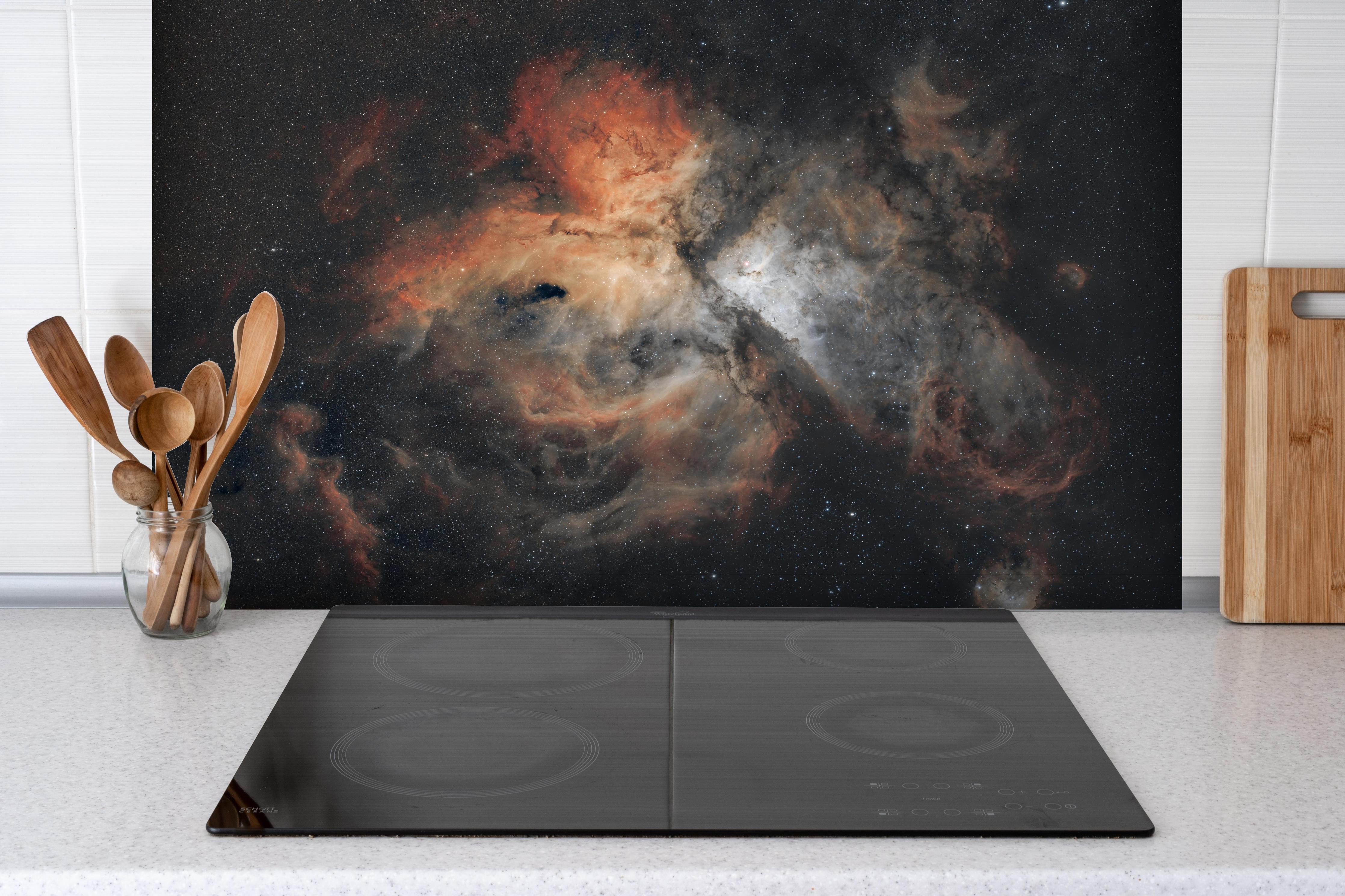 Spritzschutz - Great Carina Nebula hinter einem Cerankochfeld zwischen Holz-Kochutensilien