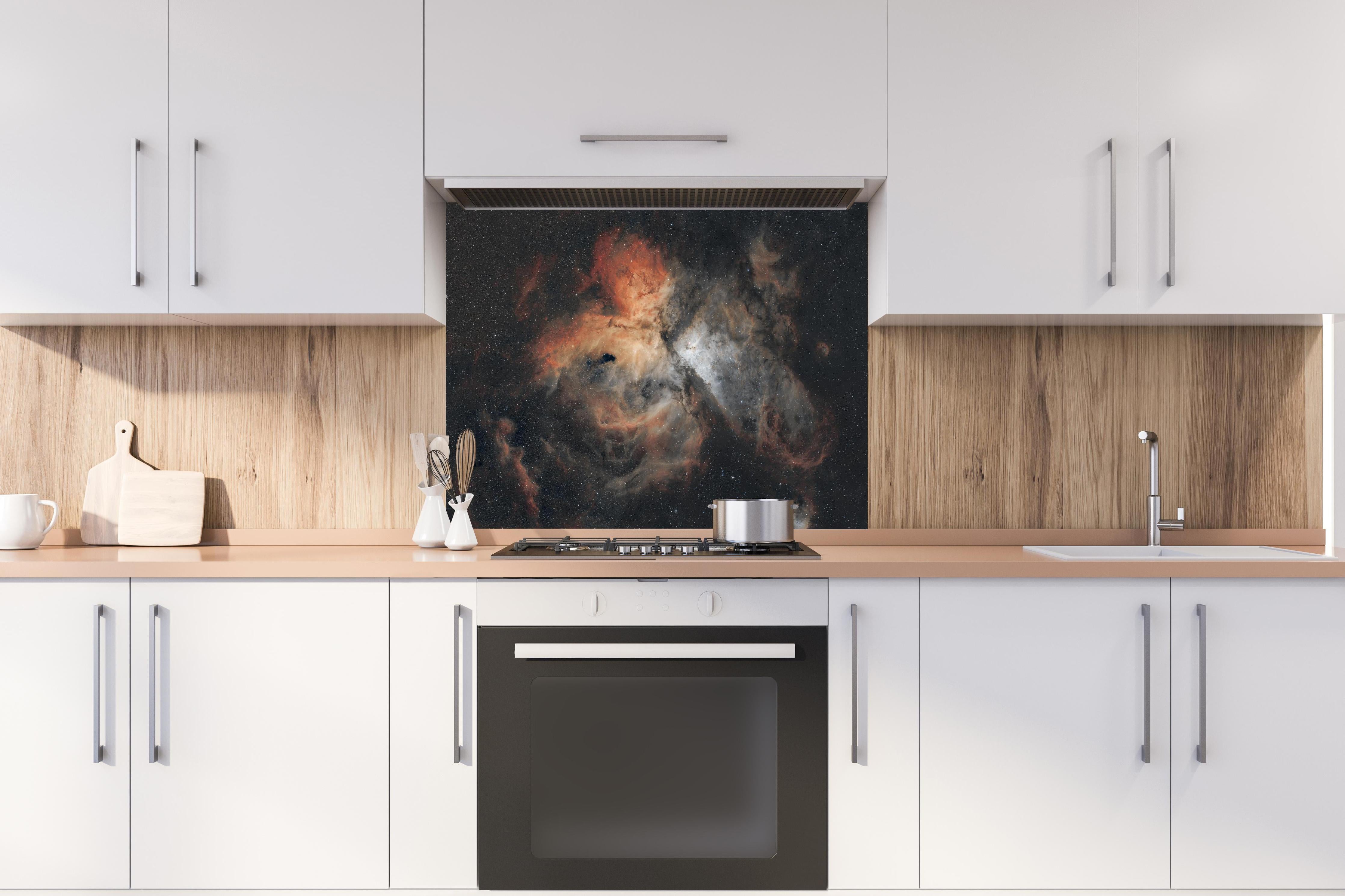 Spritzschutz - Great Carina Nebula hinter einem Cerankochfeld zwischen Holz-Kochutensilien