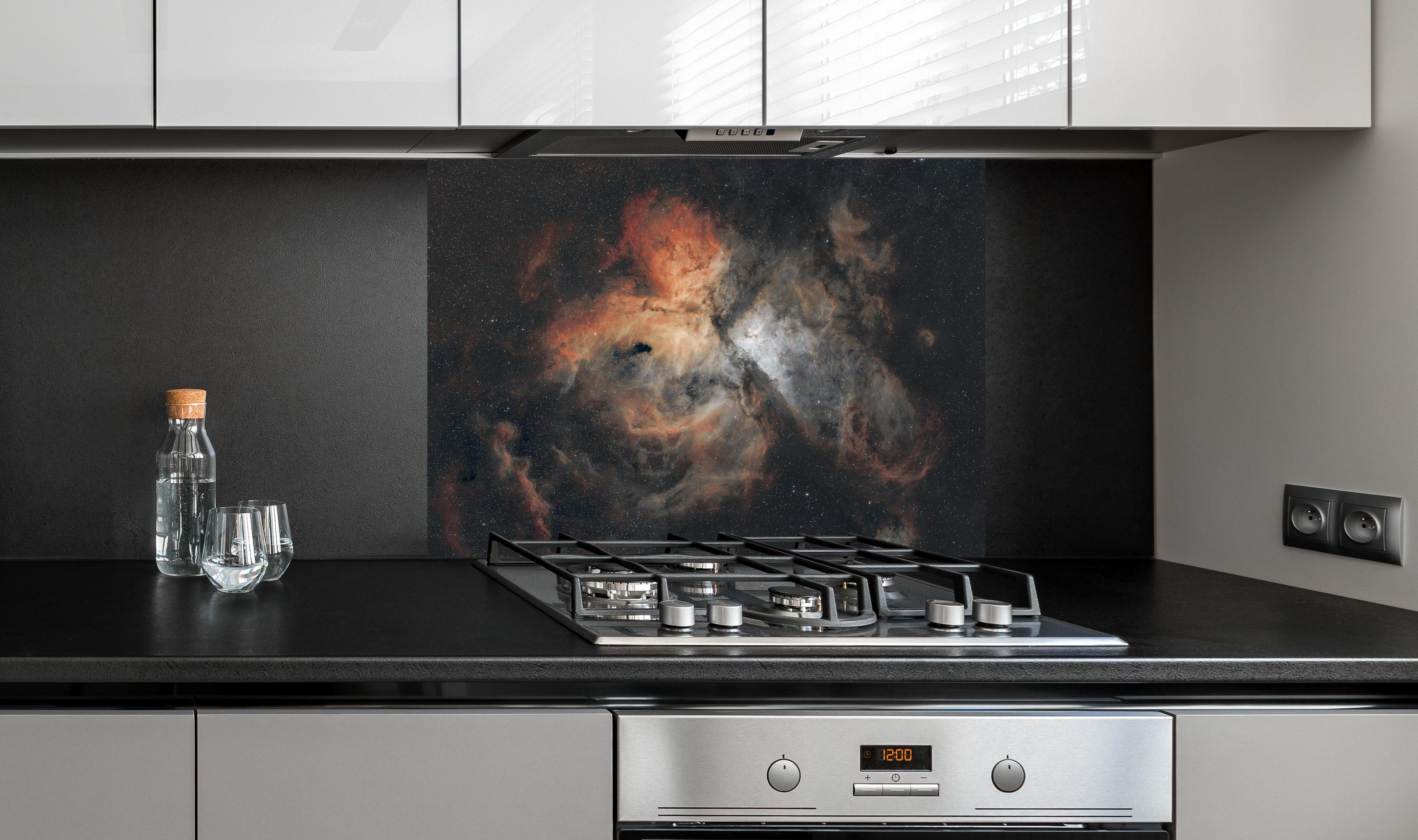 Spritzschutz - Great Carina Nebula hinter einem Cerankochfeld zwischen Holz-Kochutensilien
