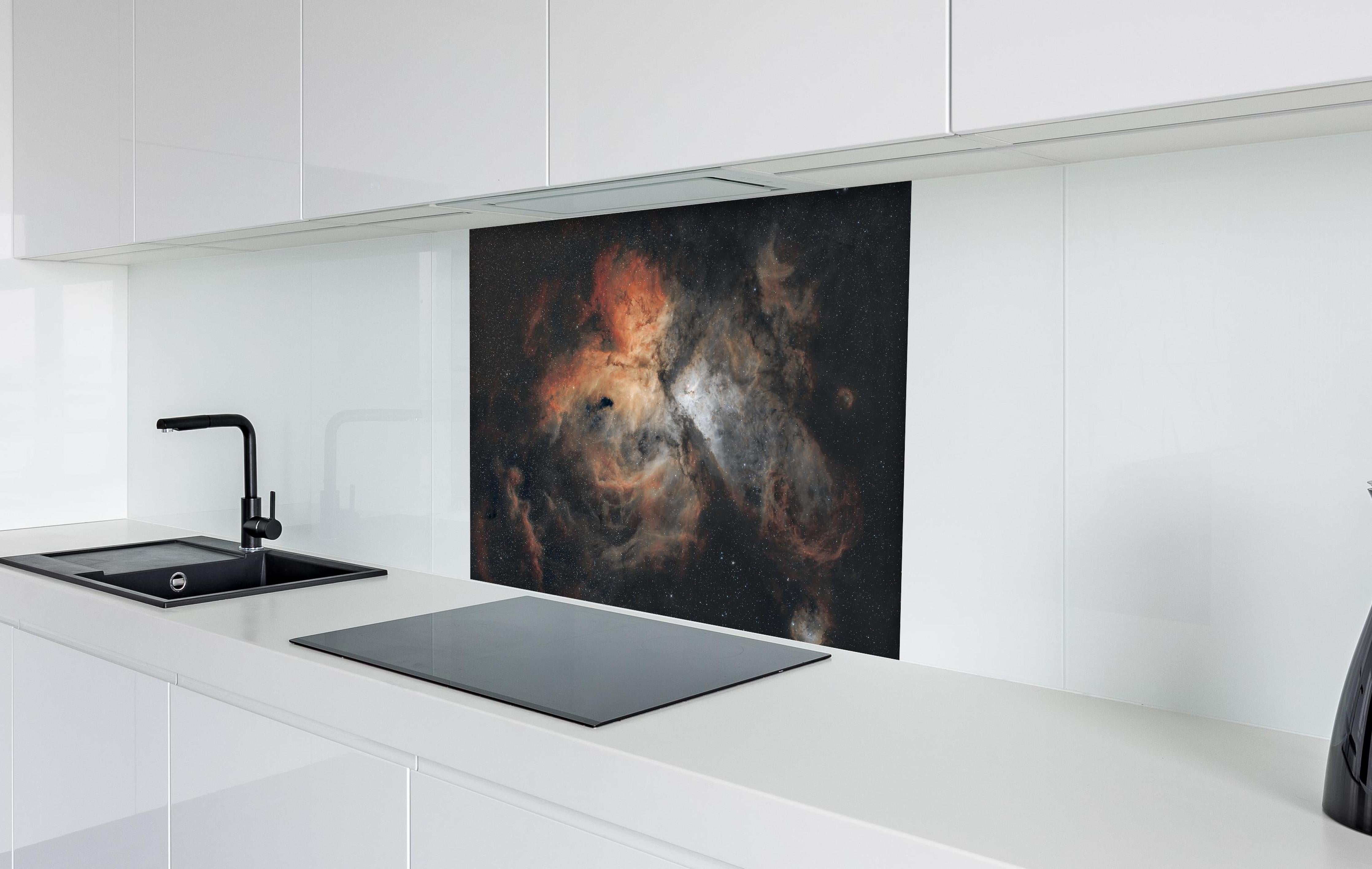 Spritzschutz - Great Carina Nebula hinter einem Cerankochfeld zwischen Holz-Kochutensilien