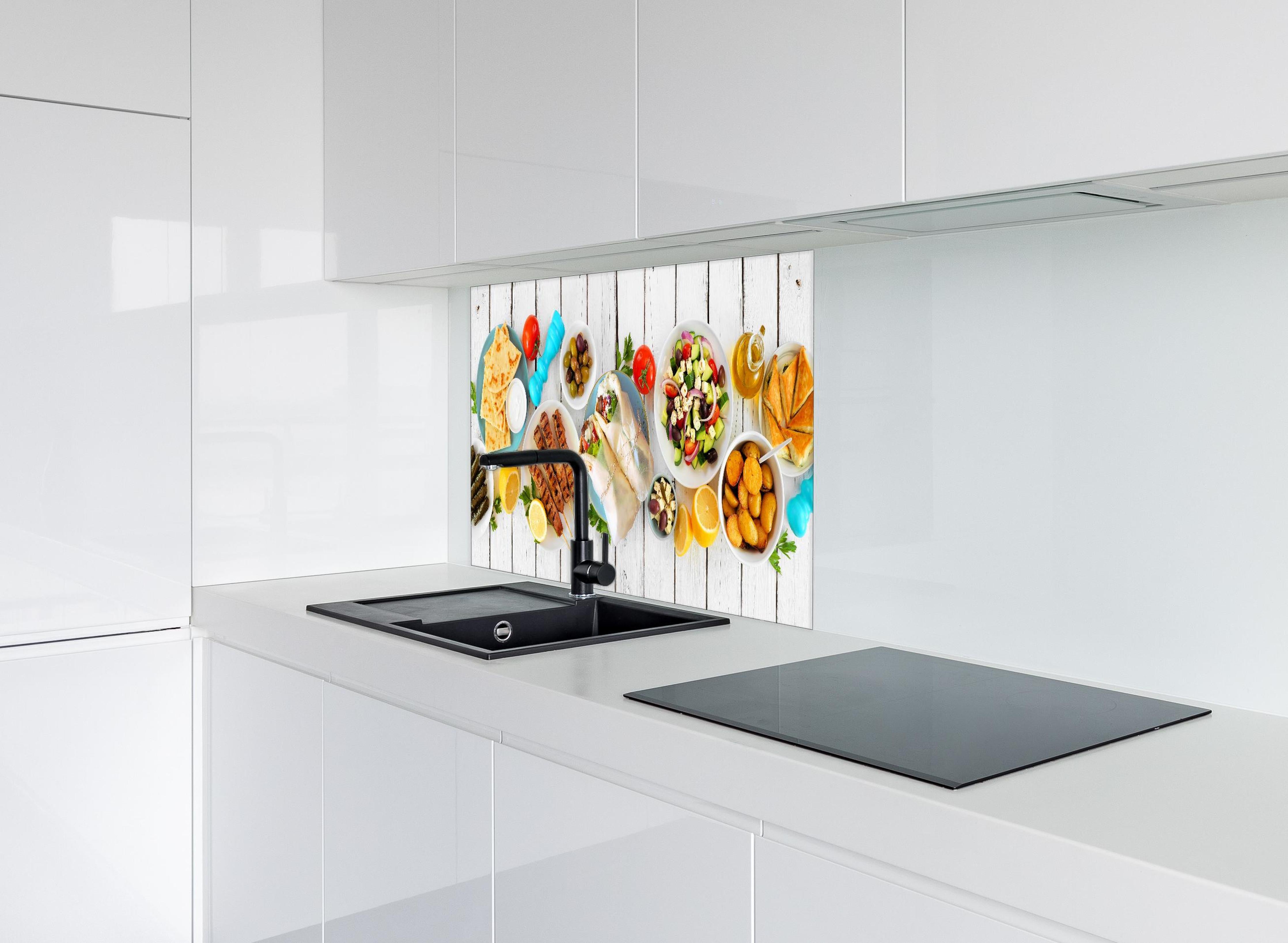 Spritzschutz - Griechisches Essen hinter einem Cerankochfeld zwischen Holz-Kochutensilien