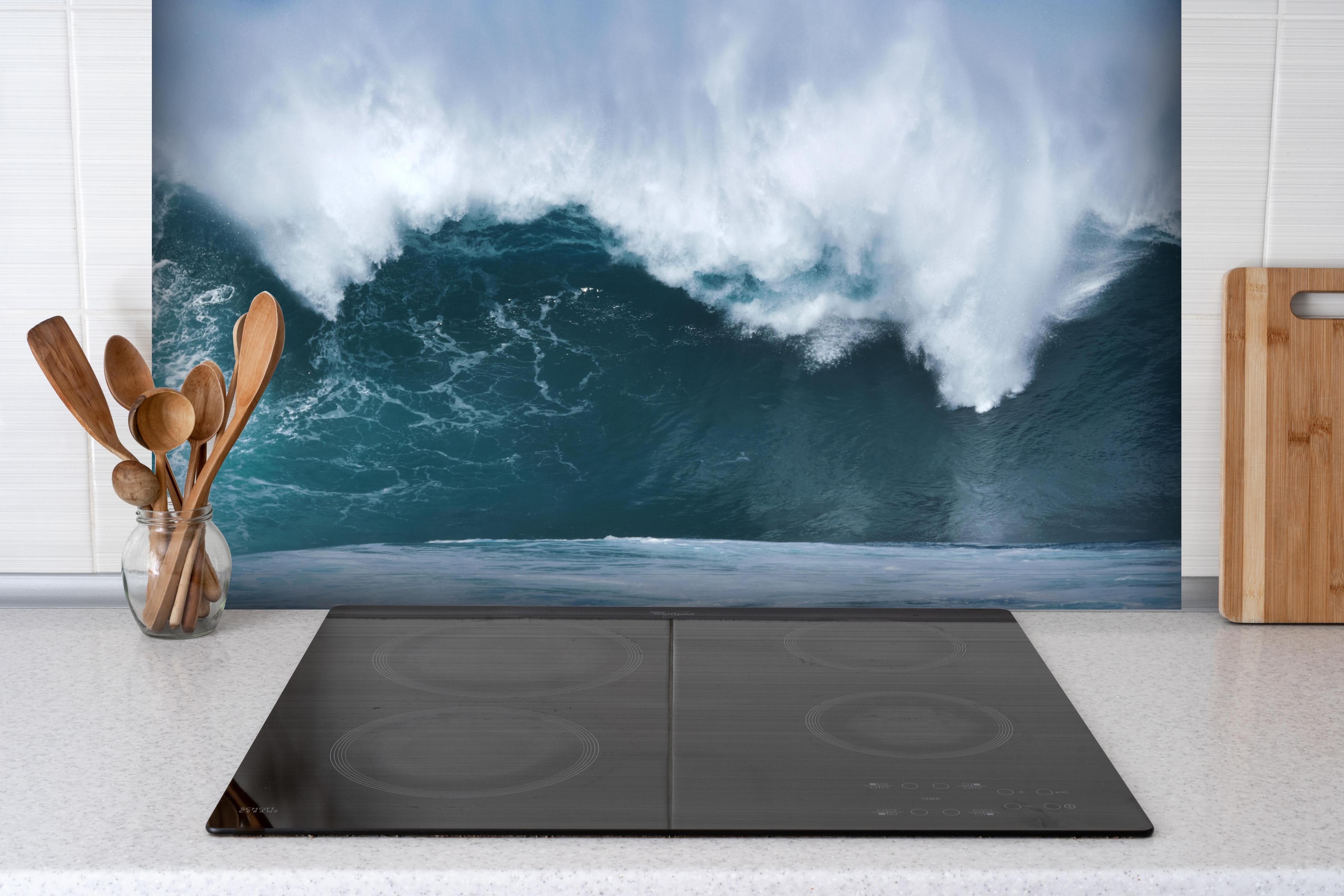 Spritzschutz - Große Welle im Ozean hinter einem Cerankochfeld zwischen Holz-Kochutensilien