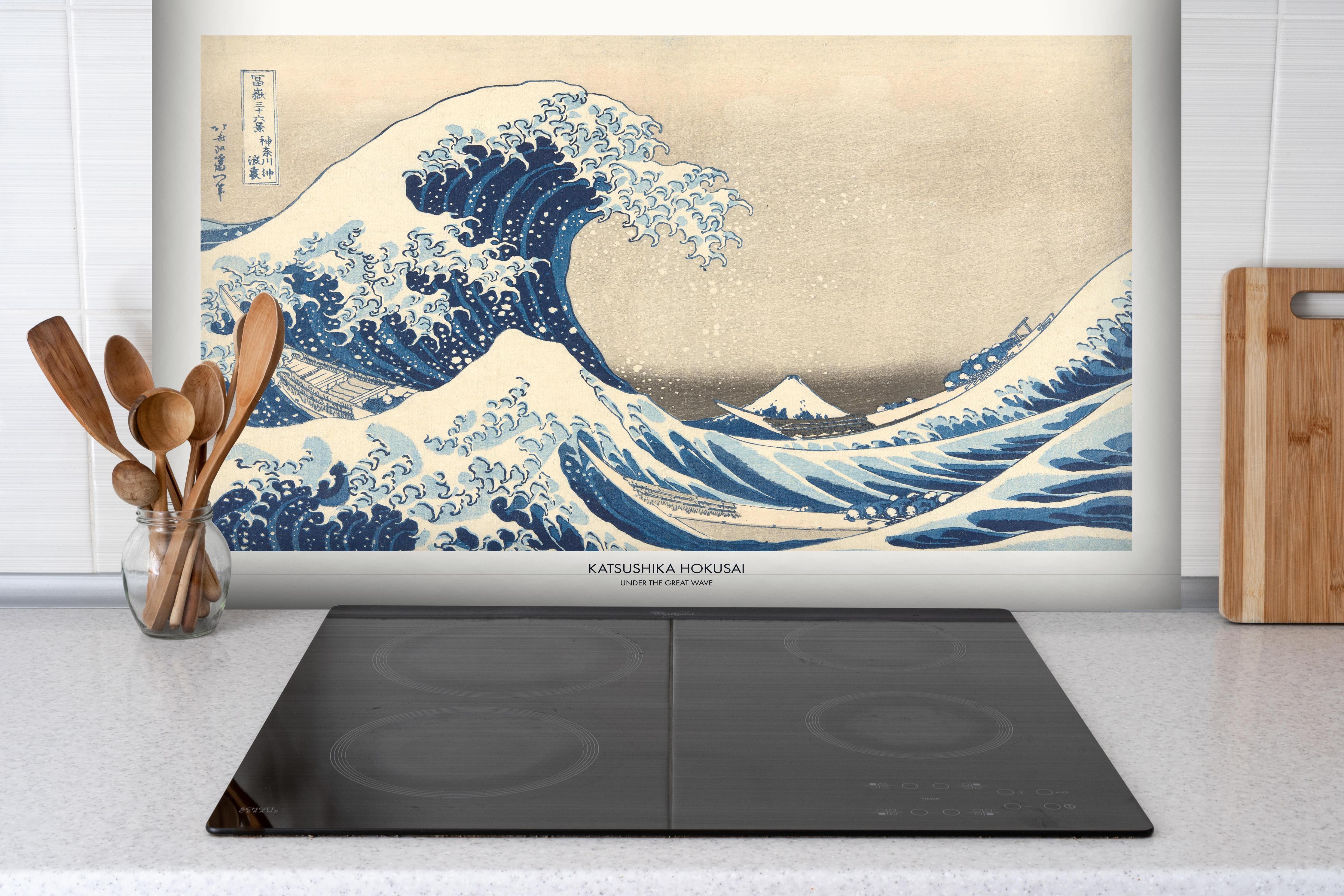 Spritzschutz - Große Wellen - Gemälde hinter einem Cerankochfeld zwischen Holz-Kochutensilien