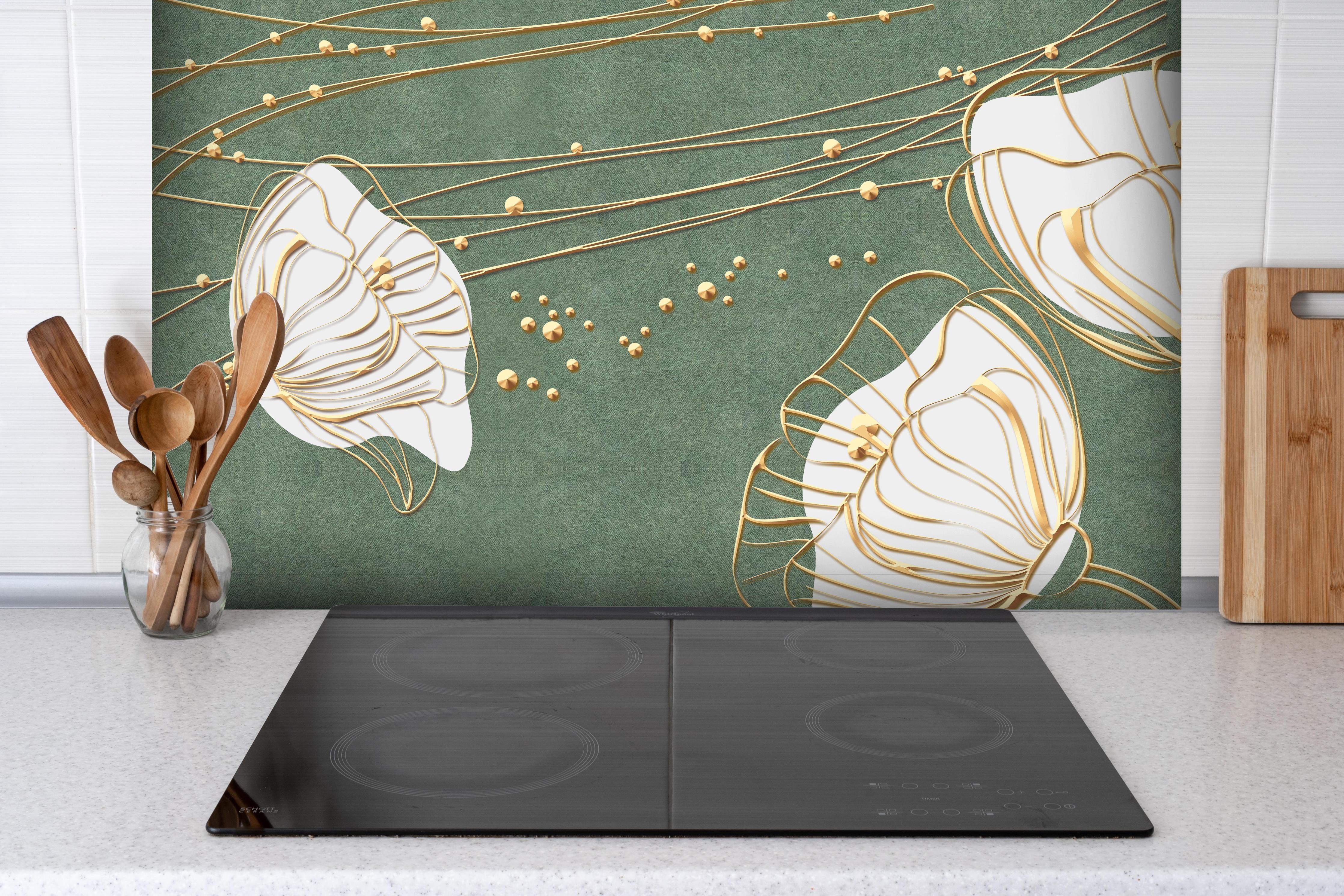 Spritzschutz - Große abstrakte Blumenkonturen Beige Grün hinter einem Cerankochfeld zwischen Holz-Kochutensilien