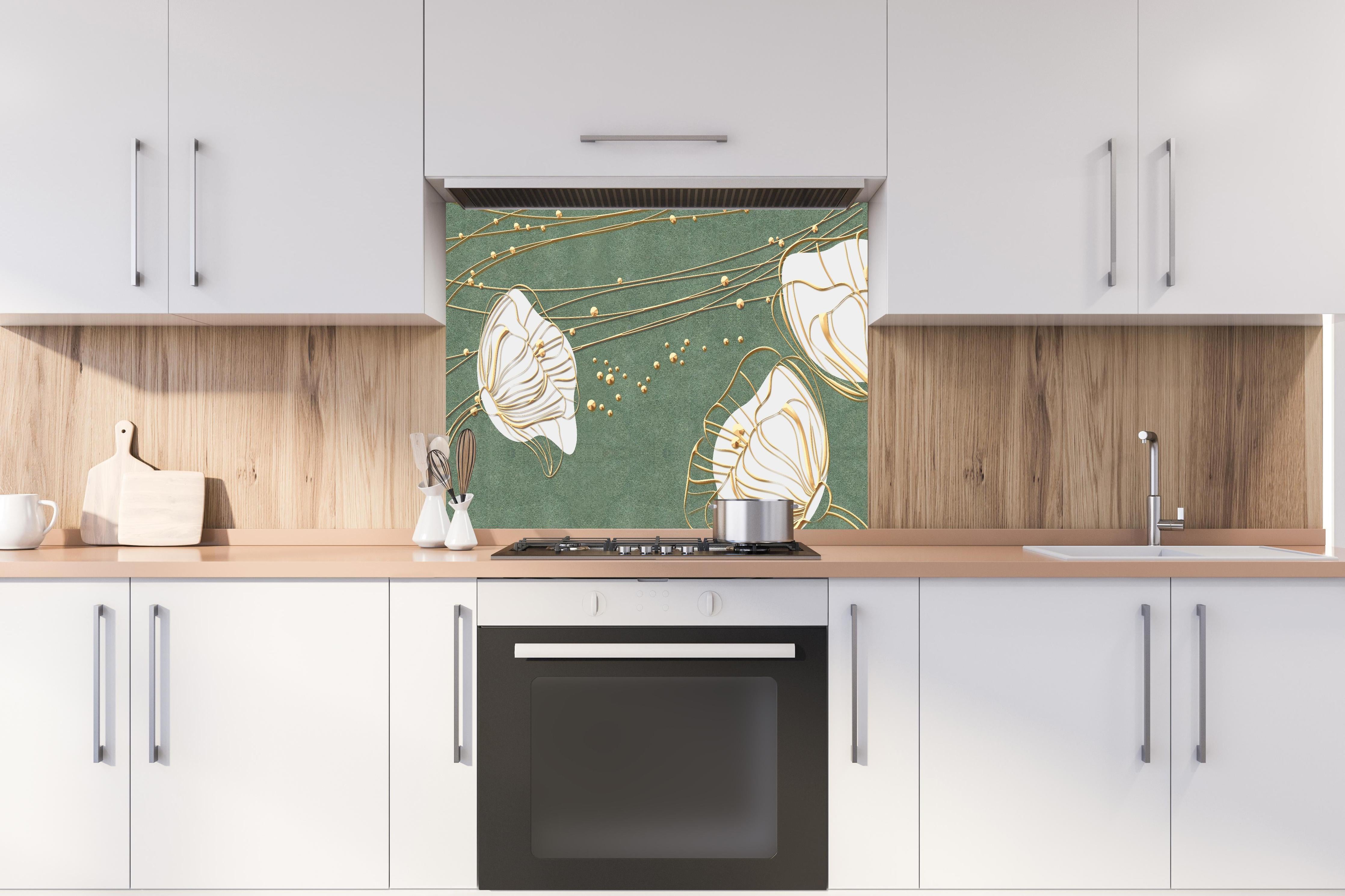 Spritzschutz - Große abstrakte Blumenkonturen Beige Grün hinter einem Cerankochfeld zwischen Holz-Kochutensilien