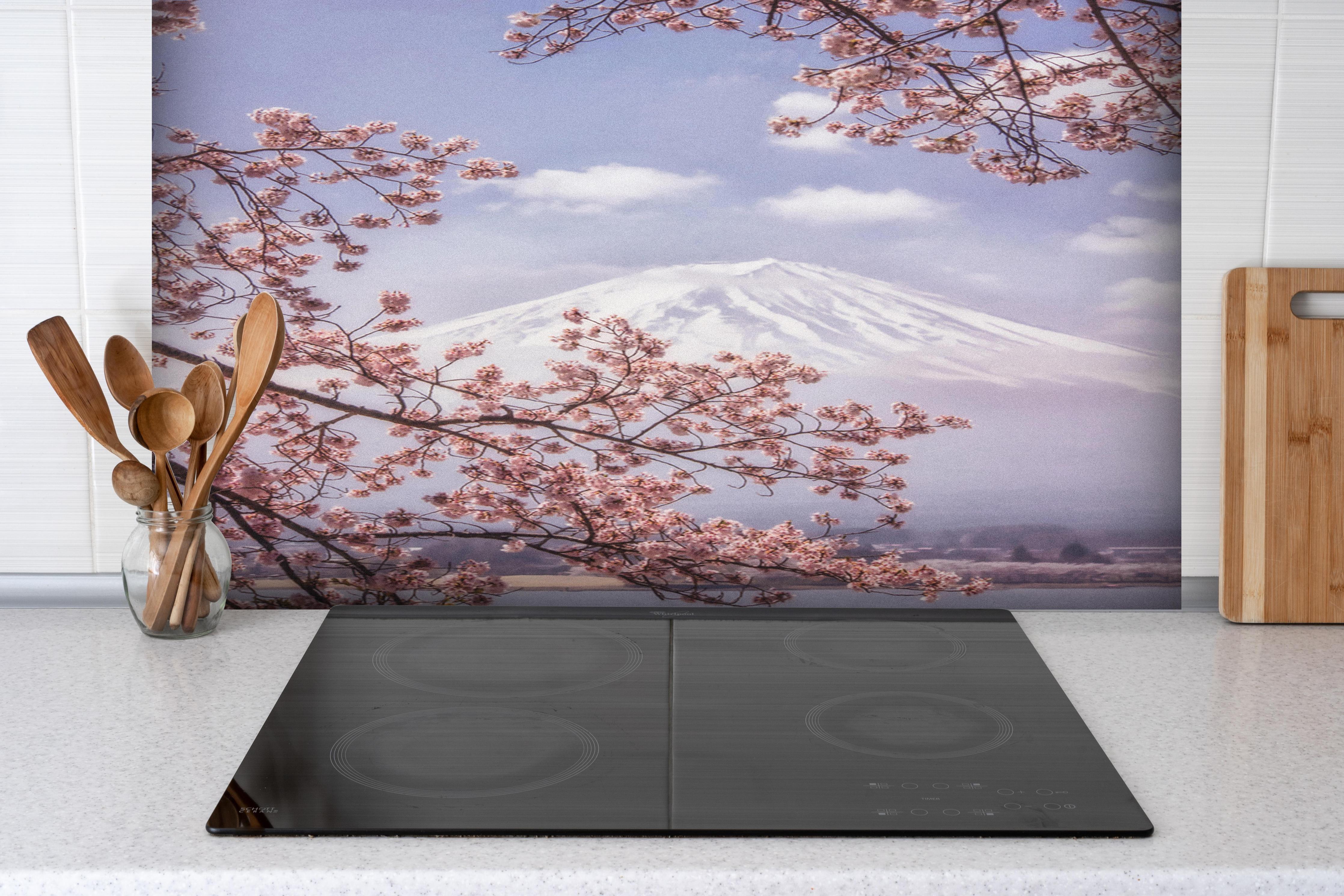 Spritzschutz - Großer Berg hinter Kirchblüten - Japan hinter einem Cerankochfeld zwischen Holz-Kochutensilien