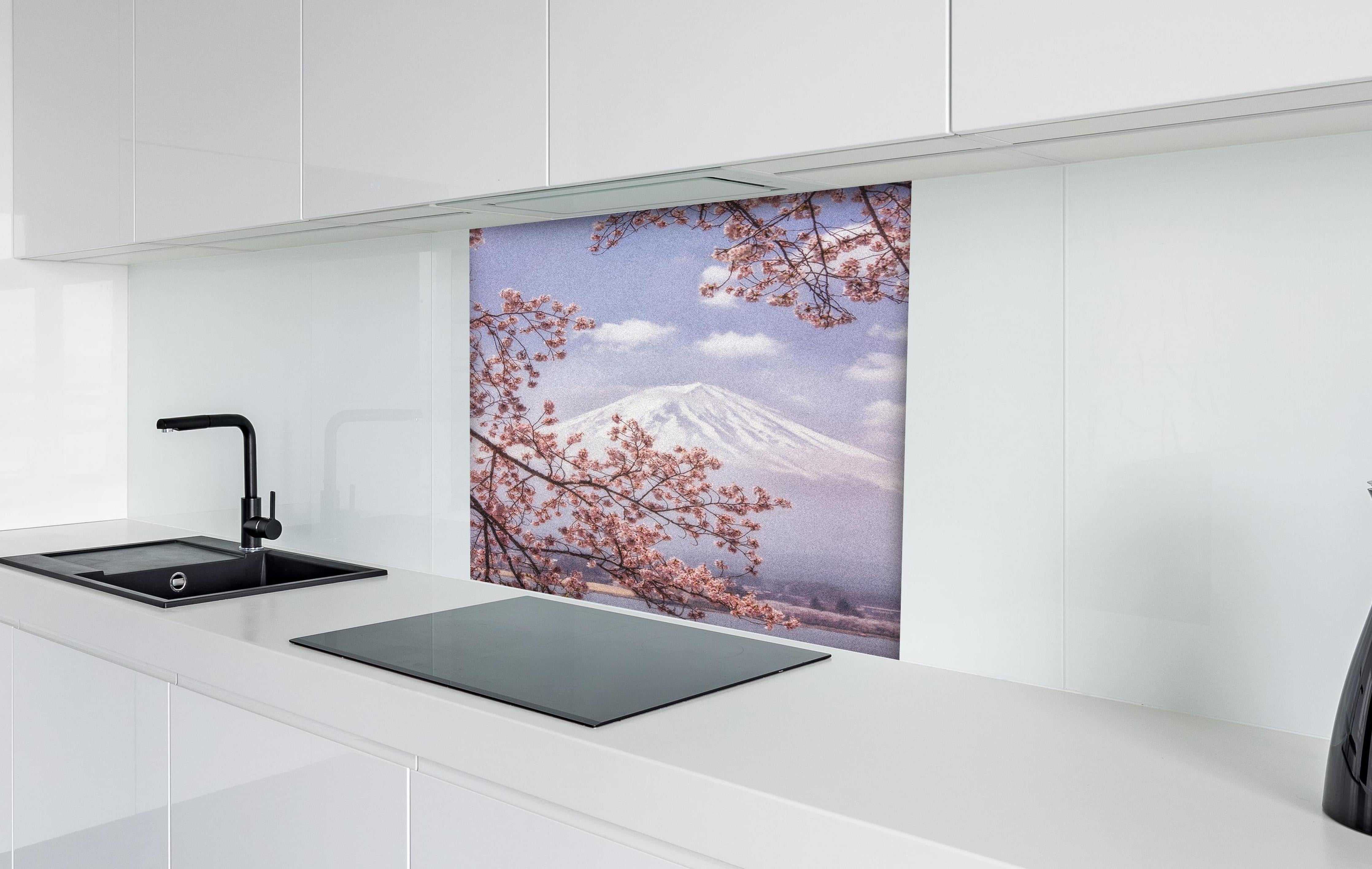 Spritzschutz - Großer Berg hinter Kirchblüten - Japan hinter einem Cerankochfeld zwischen Holz-Kochutensilien