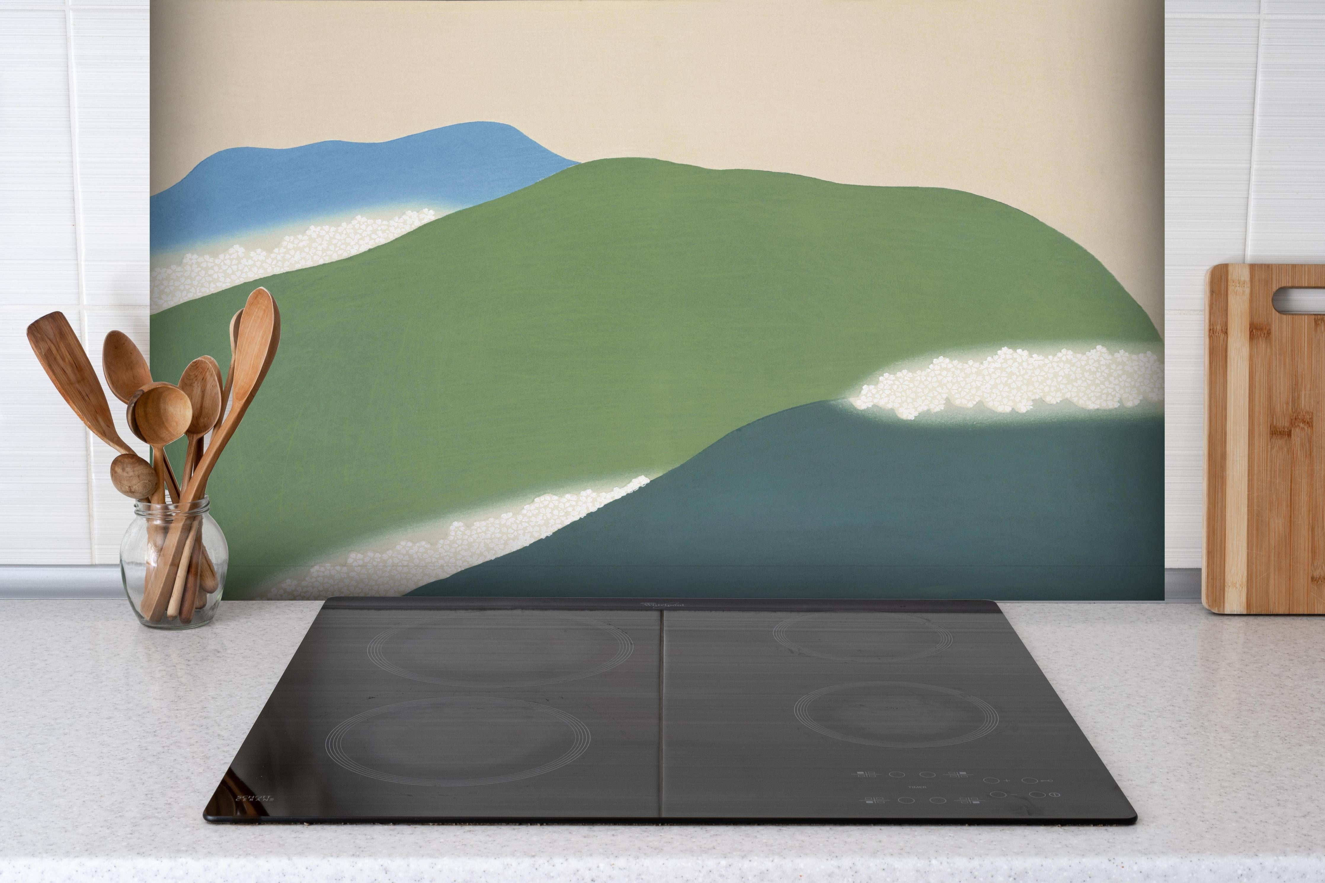 Spritzschutz - Grün-Blau Gemälde Japan Berge Kamisaka Sekka hinter einem Cerankochfeld zwischen Holz-Kochutensilien