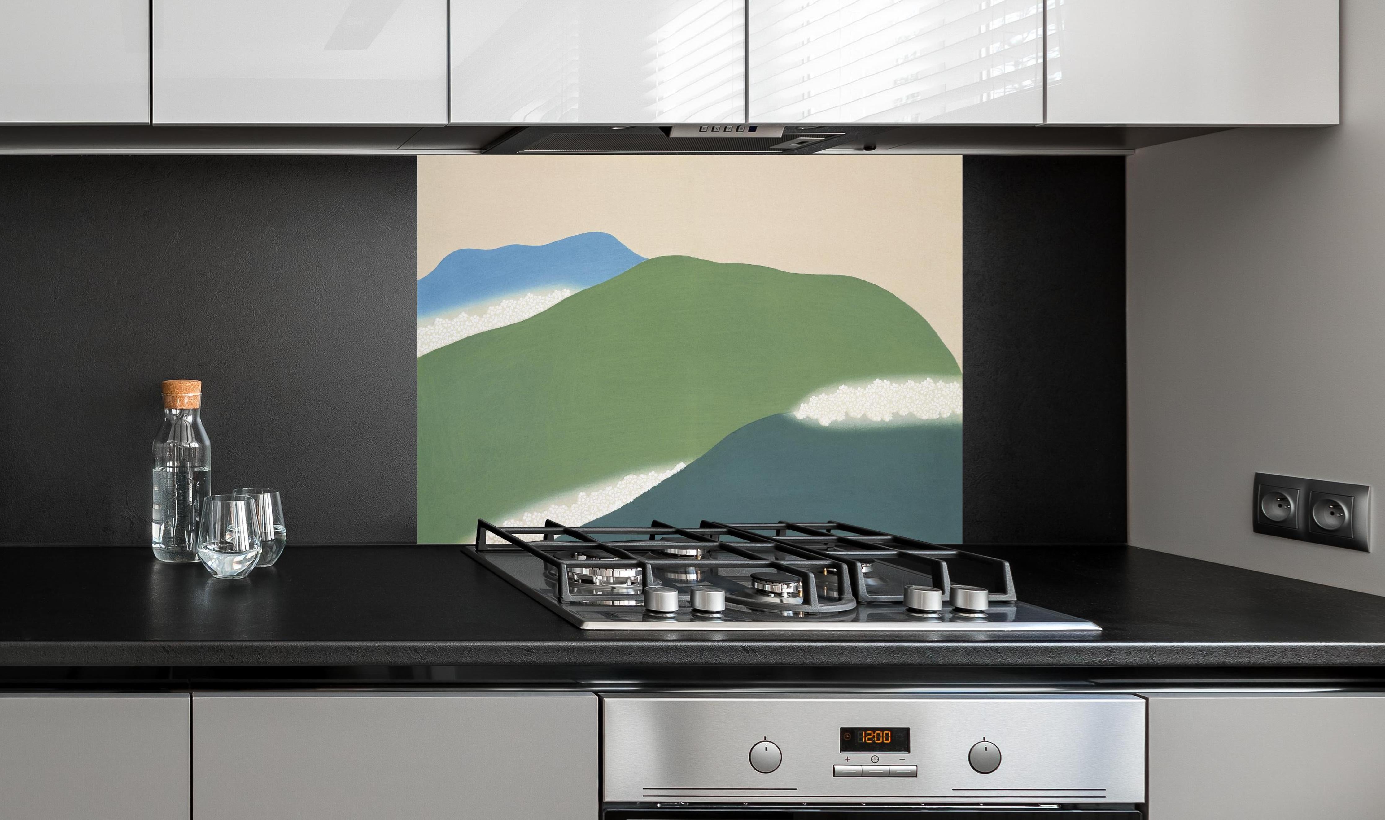 Spritzschutz - Grün-Blau Gemälde Japan Berge Kamisaka Sekka hinter einem Cerankochfeld zwischen Holz-Kochutensilien