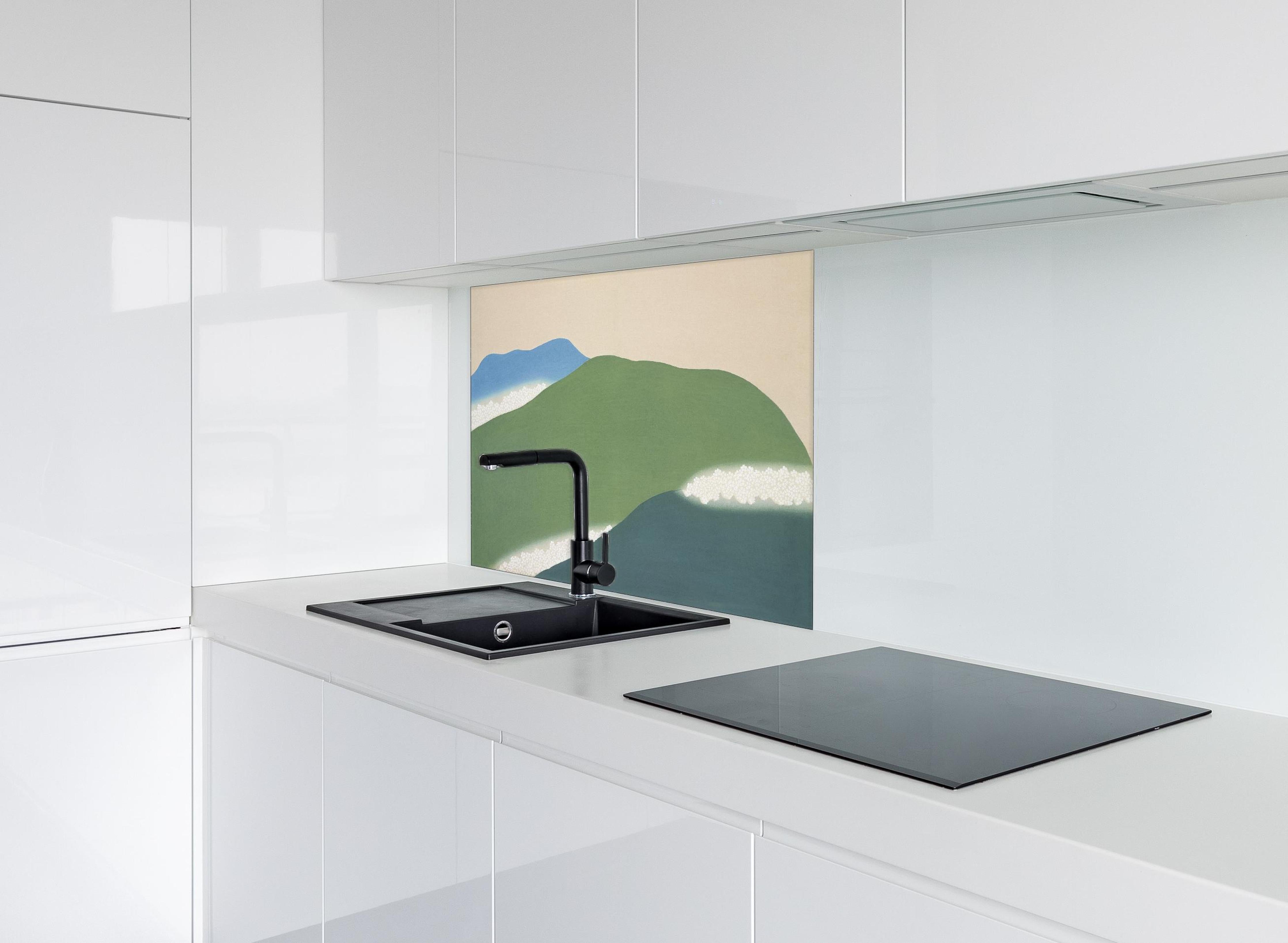 Spritzschutz - Grün-Blau Gemälde Japan Berge Kamisaka Sekka hinter einem Cerankochfeld zwischen Holz-Kochutensilien