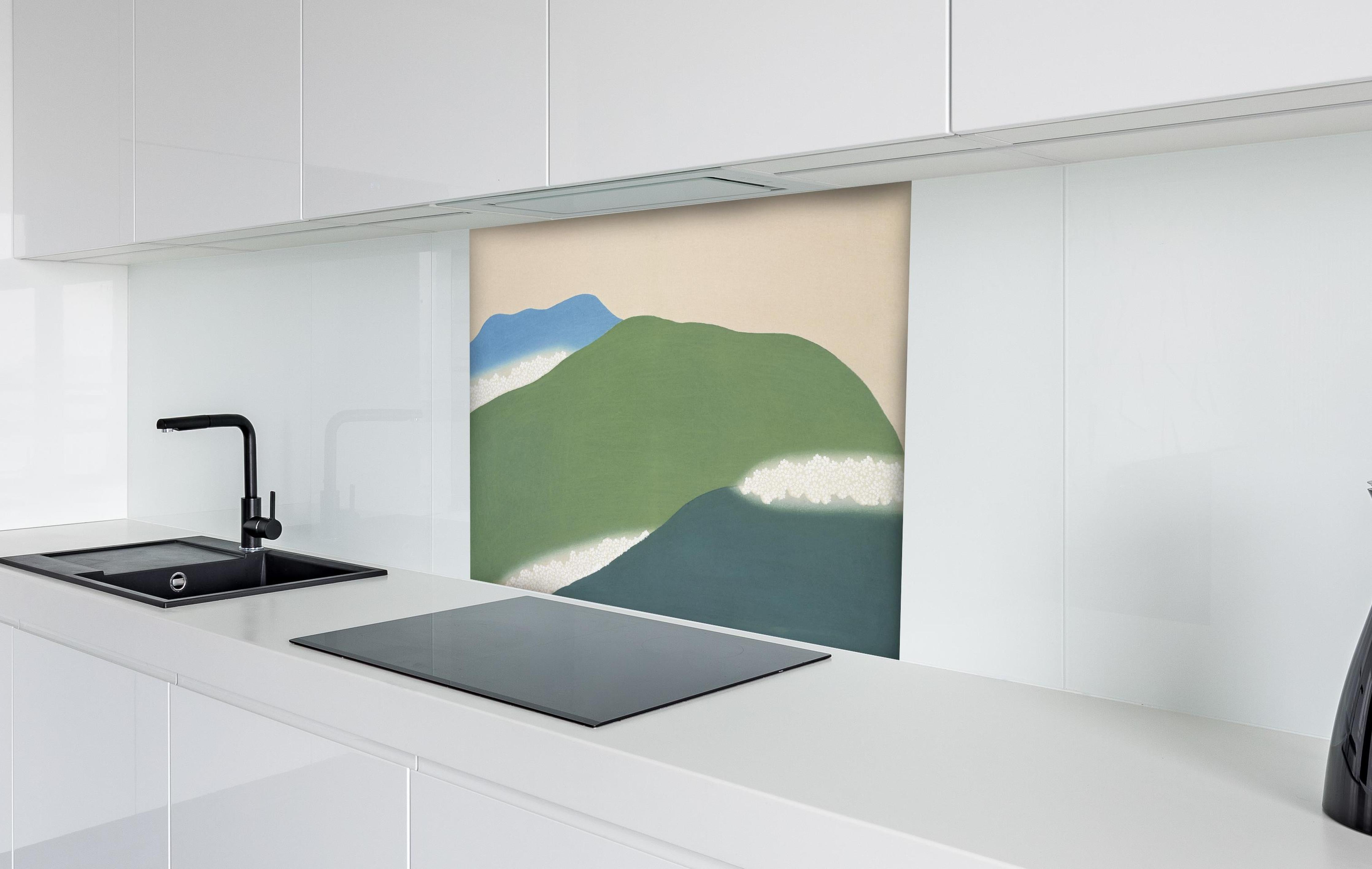 Spritzschutz - Grün-Blau Gemälde Japan Berge Kamisaka Sekka hinter einem Cerankochfeld zwischen Holz-Kochutensilien