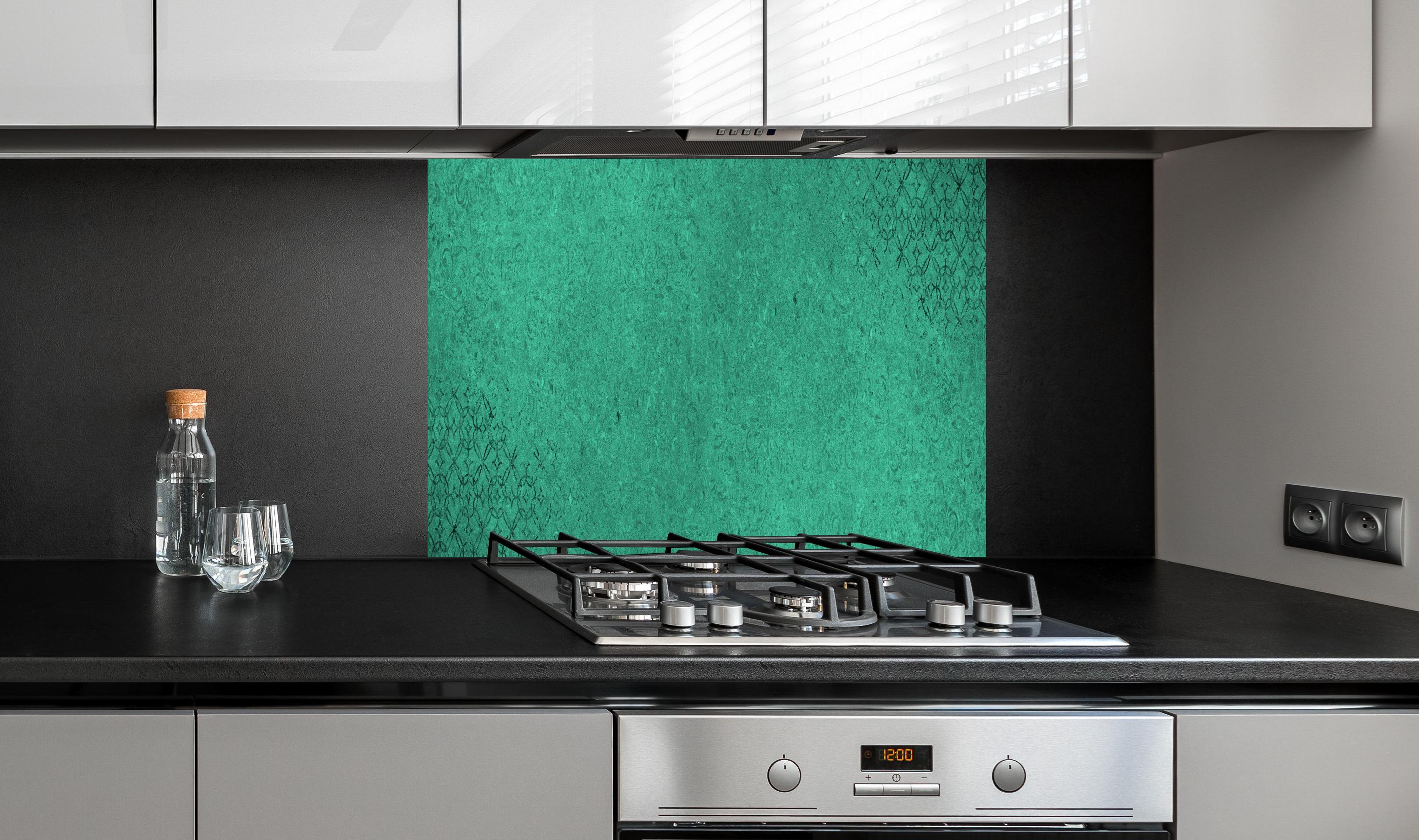 Spritzschutz - Grün Vintage Wandtextur hinter einem Cerankochfeld zwischen Holz-Kochutensilien