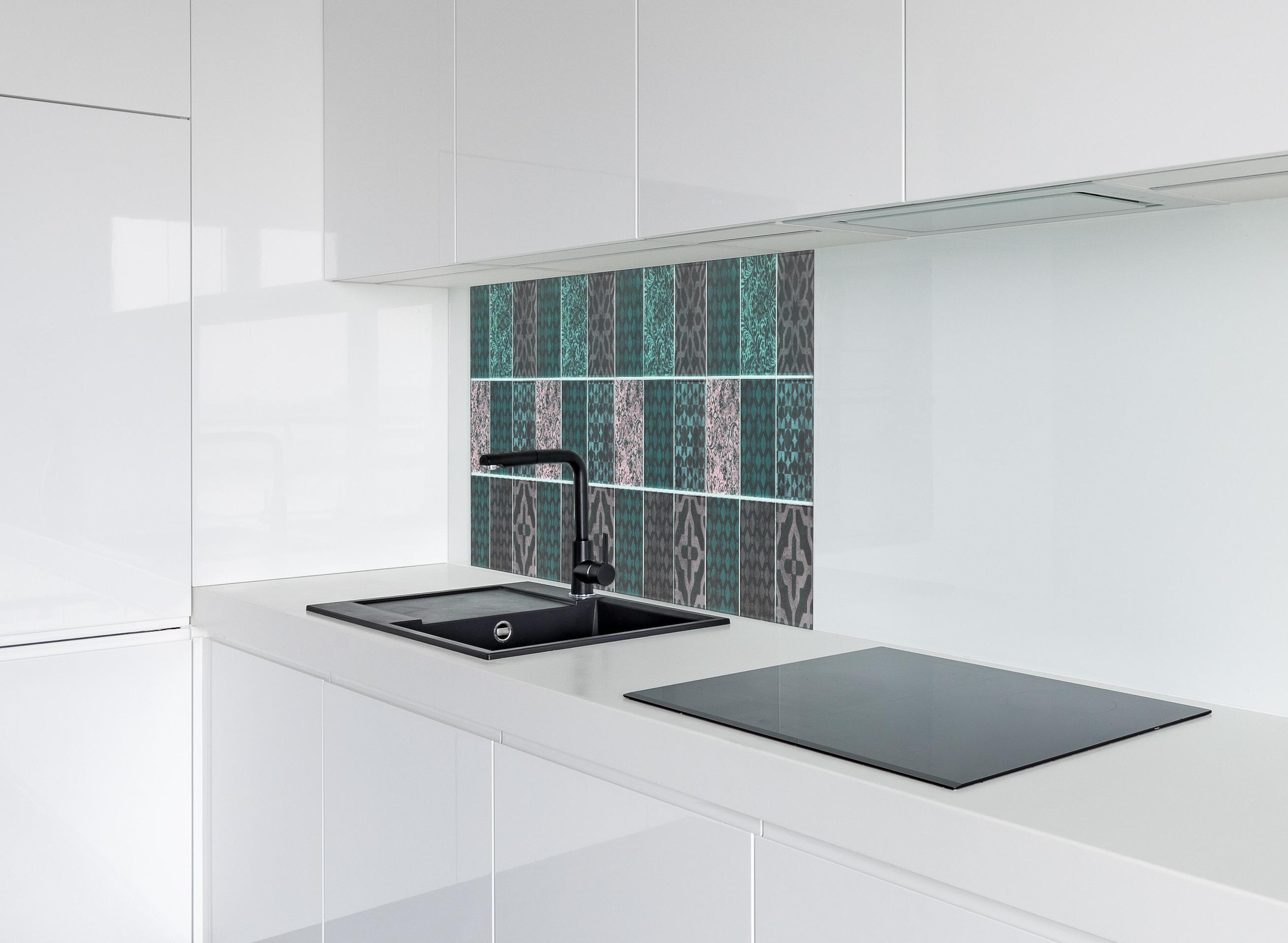 Spritzschutz - Grün rosafarbige Vintage Fliesen hinter einem Cerankochfeld zwischen Holz-Kochutensilien