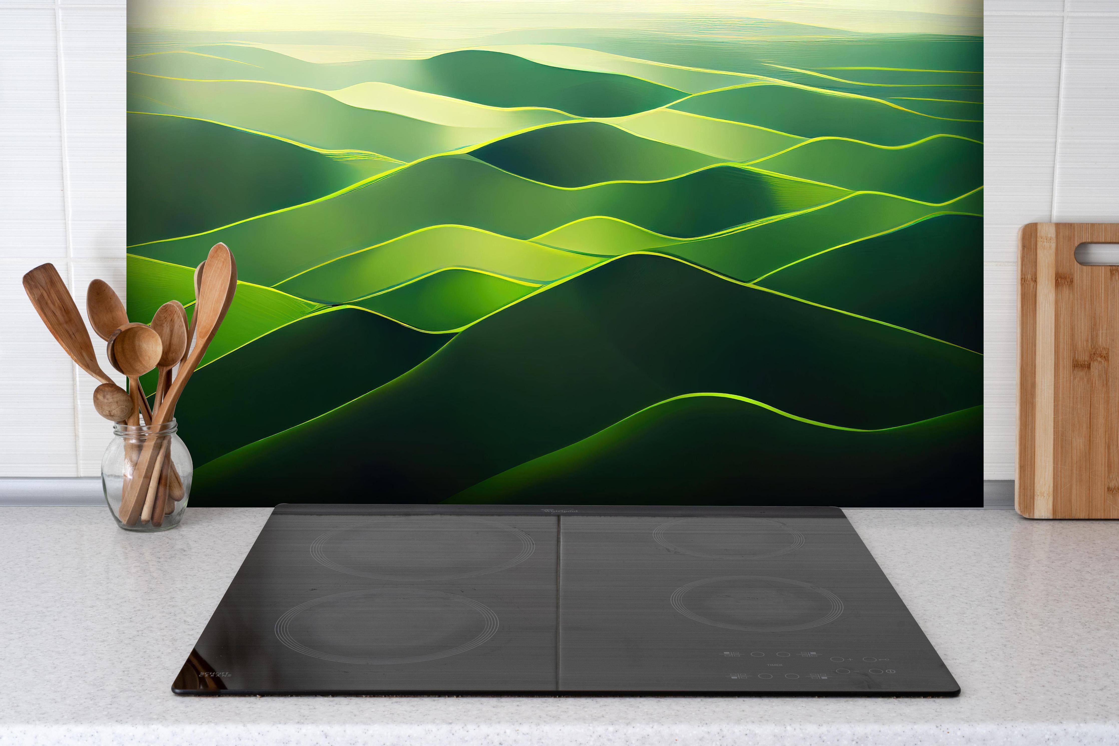 Spritzschutz - Grüne Abstrakte Landschaftswellen Hintergrund hinter einem Cerankochfeld zwischen Holz-Kochutensilien
