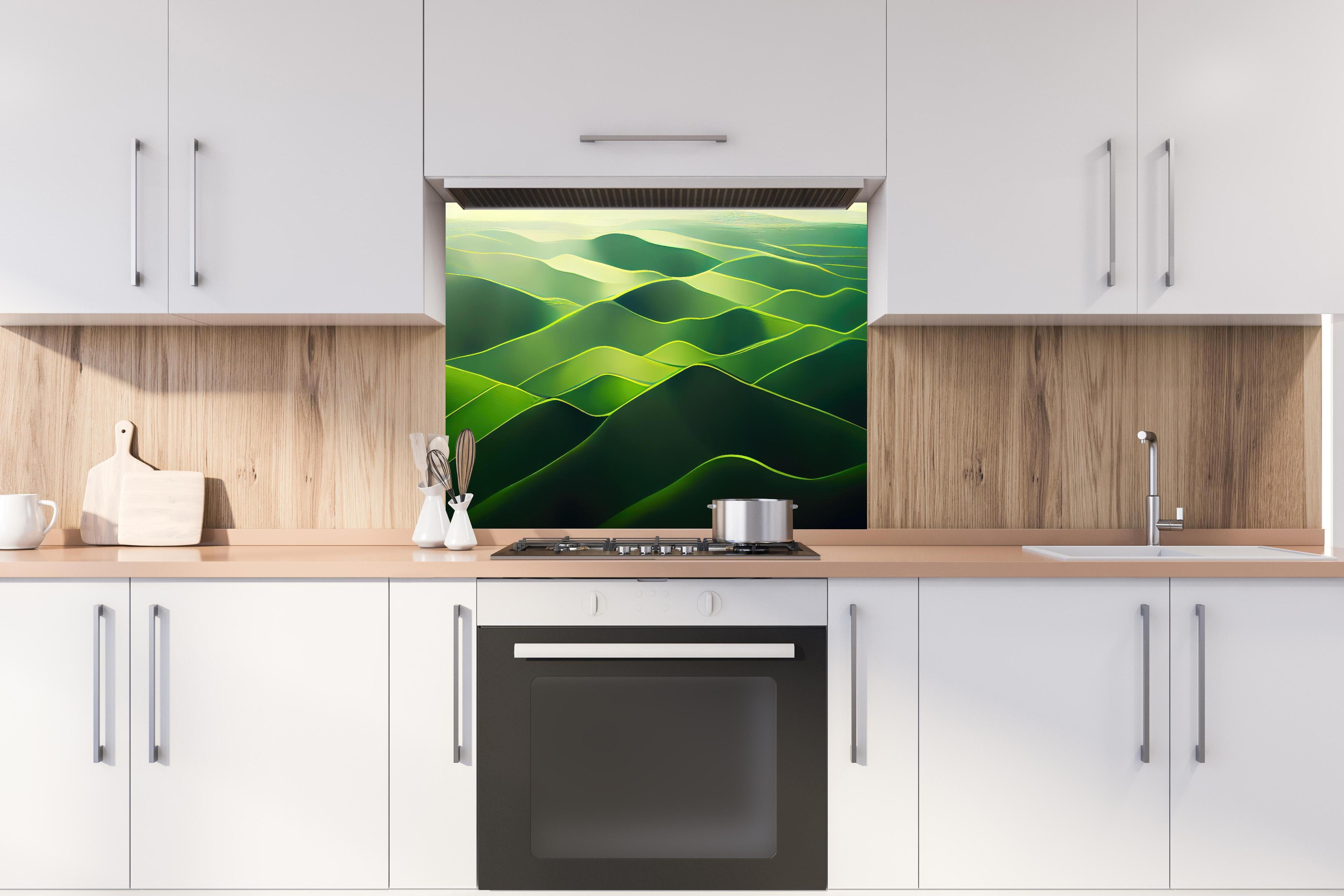 Spritzschutz - Grüne Abstrakte Landschaftswellen Hintergrund hinter einem Cerankochfeld zwischen Holz-Kochutensilien